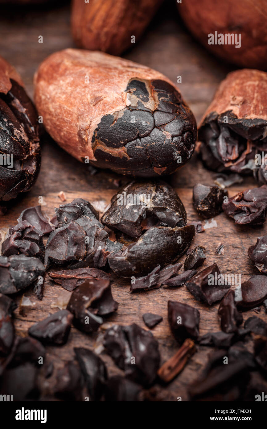 866x1390  Какао ноты с бобами какао на старом деревянном фоне Stock Photo - Alamy