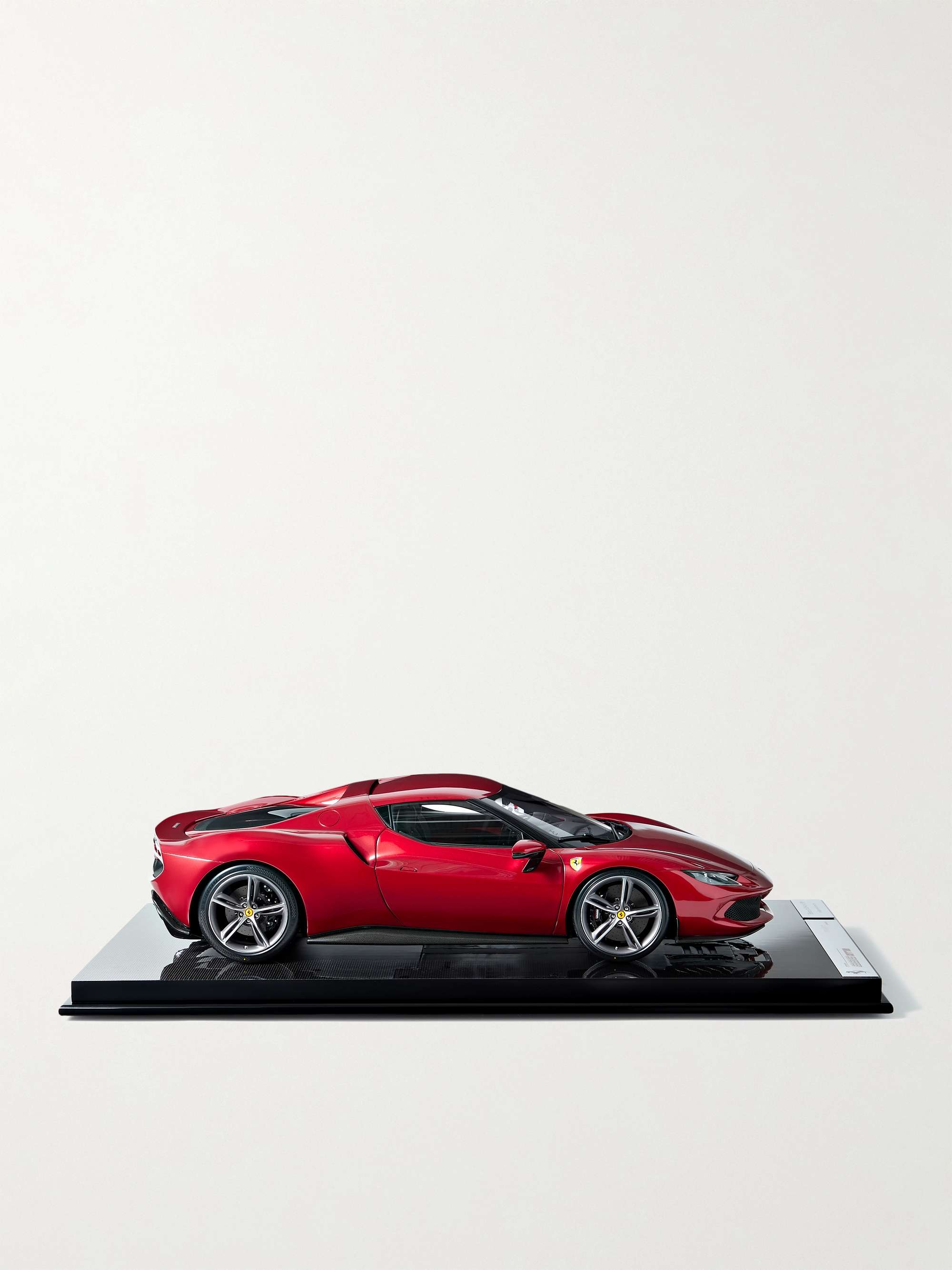 2000x2667  Ferrari 296 GTB Modellauto im maßstab 1: 8 | Мистер Портер