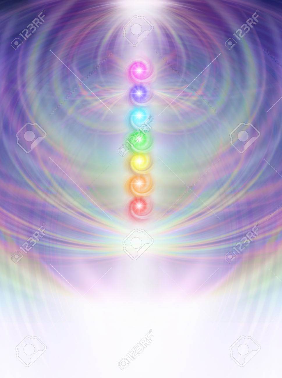 969x1300  Семь чакры на тонком энергетическом поле - симметричный мягкий пастельный цветной замысловатая излучающая линейная работа с вертикальным рядом из семи вихрей чакра, помещенных в центр, выцветая до белого в
