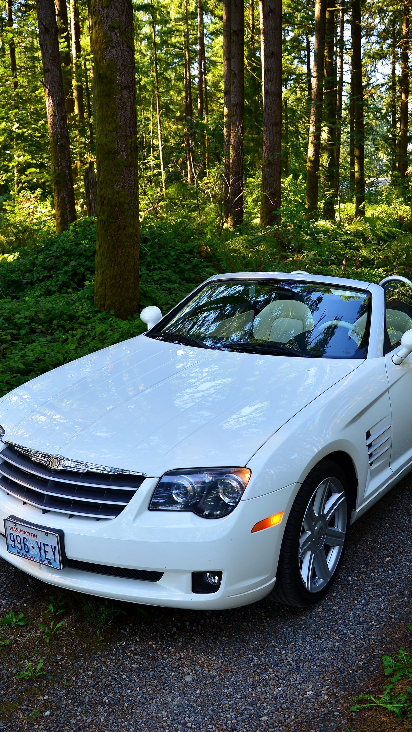 1350x2400  Скачать обои 1350x2400 Crossfire Srt6, Chrysler, кабриолет, лес, белый, дорога, деревья iPhone 8+/7+/6s+/6+для Parallax HD фон