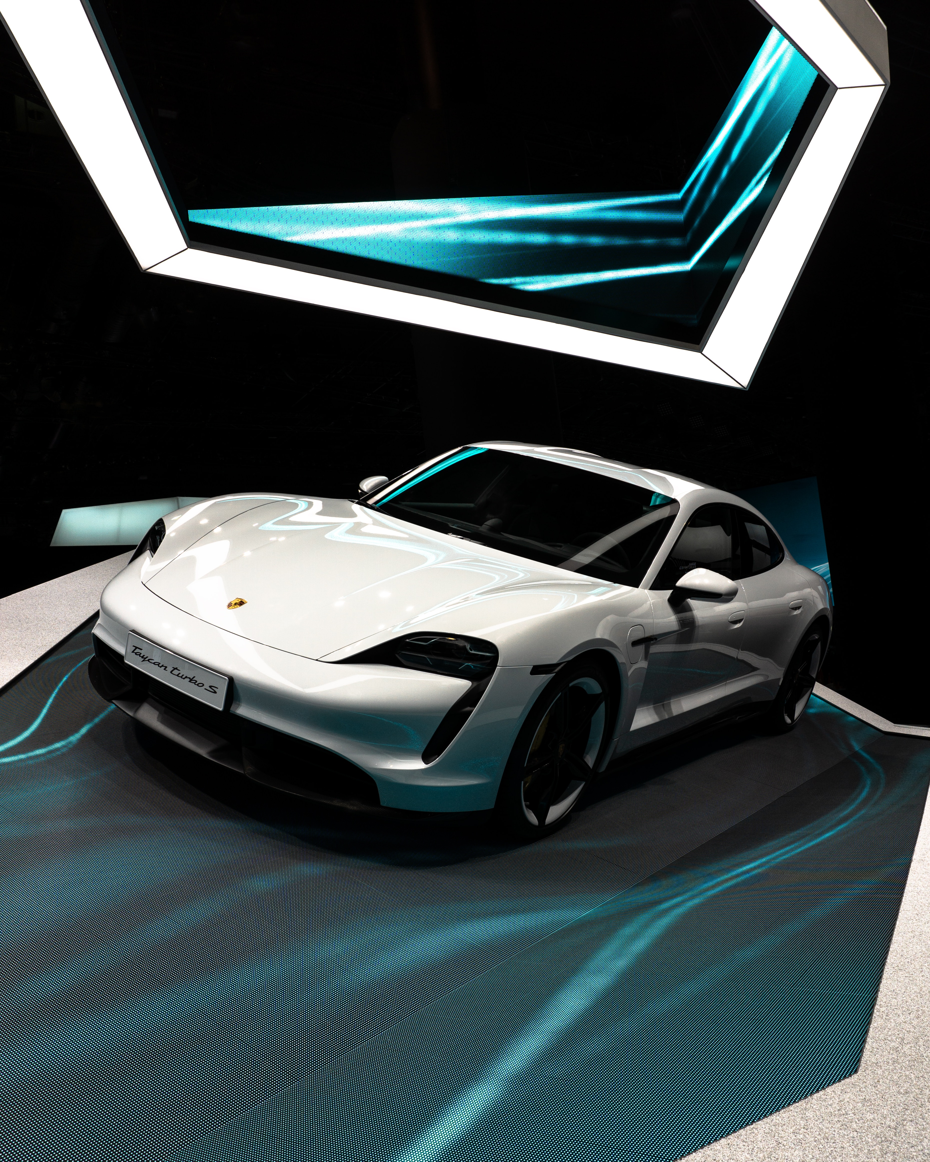 3718x4648  Porsche Taycan Pictures | Скачать бесплатные изображения на Unsplash