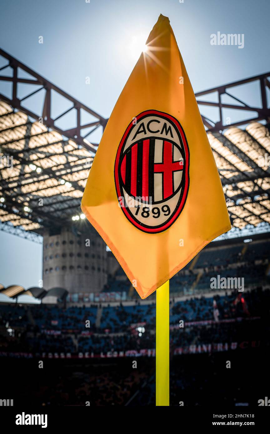 864x1390  Милан, Италия. 13 февраля 2022 года. Угловой флаг с логотипом AC Milan Crest, увиденным до футбольного матча Serie A между AC Milan и UC Sampdoria. Кредит: Николо Кампо/Алами Live