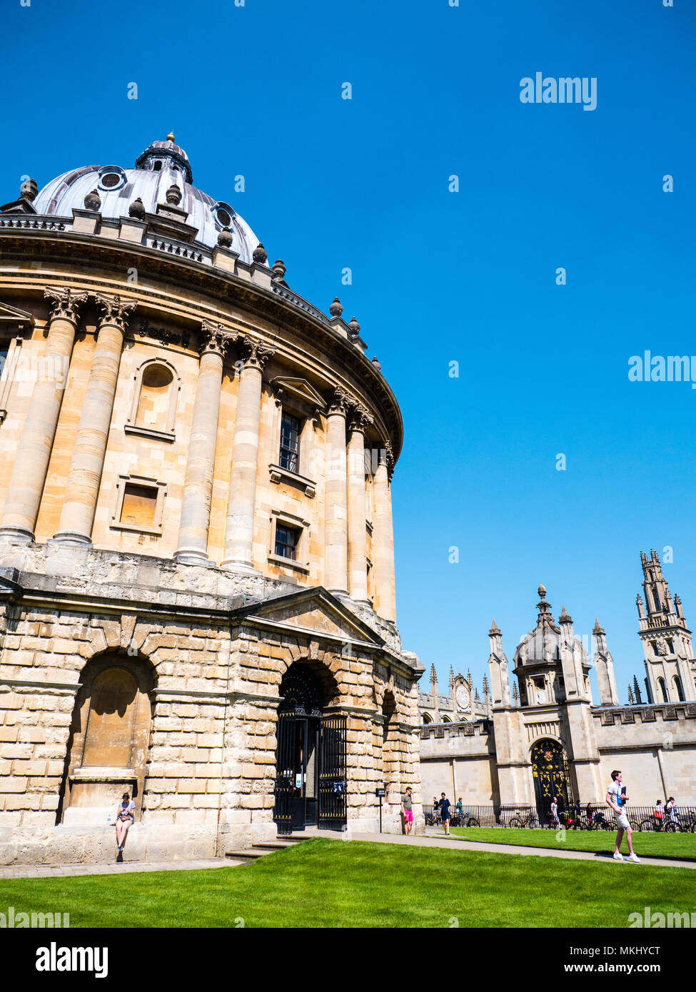 975x1390  Справочная библиотека Radcliffe Camera Oxford University, со всеми Souls College на заднем плане, Radcliffe SQ, Оксфорд, Оксфордшир, Англия, Великобритания, GB Stock Photo - Alamy