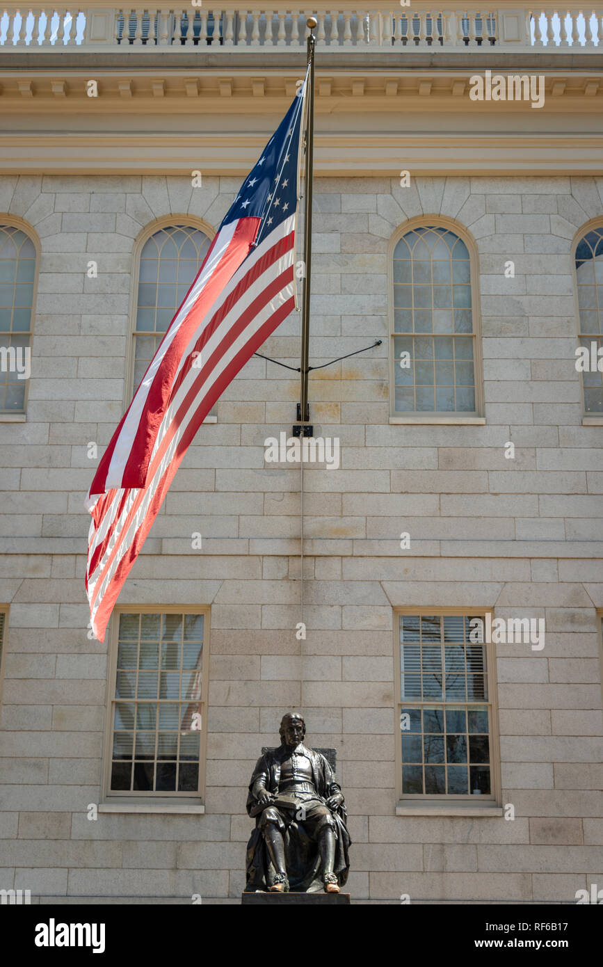 867x1390  Старый водяной насос в Гарвардском дворе Гарвардского университета кампус Stock Photo - Скачать изображение сейчас - Istock