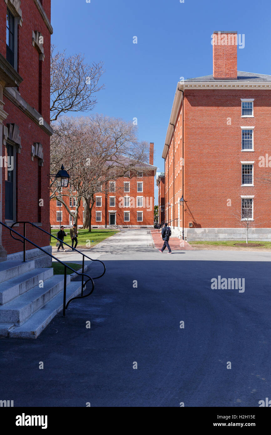 866x1390  Премиум фото | Кембридж, США - 29 апреля 2015 года: входные ворота в Гарвардский двор в Гарвардском университете Кембриджа, штат Массачусетс, США. люди на заднем плане