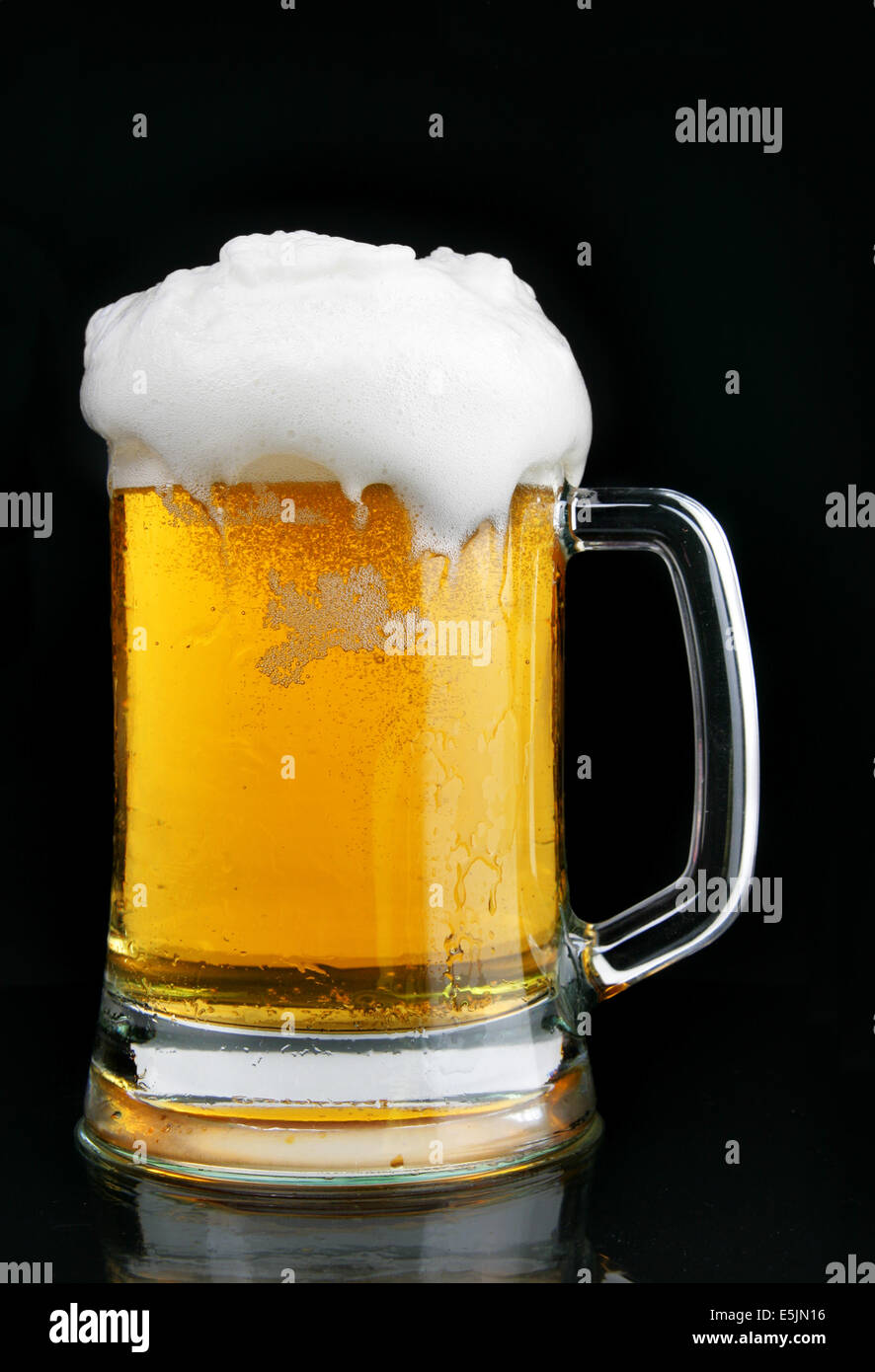 886x1390  Крупная пивная пена над черным Hi -Res stock Photography и Images - Alamy