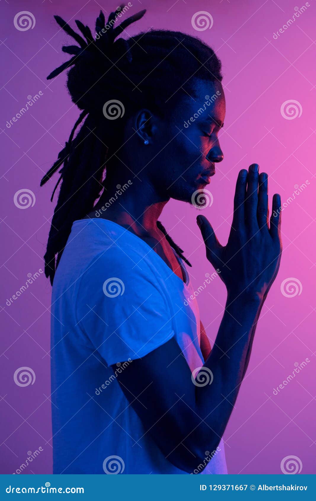 1067x1690  Крупным планом черного человека с дредами, молящимися на фиолетовом фоне Стоковой Изображение - Изображение людей, взрослый: 129371667