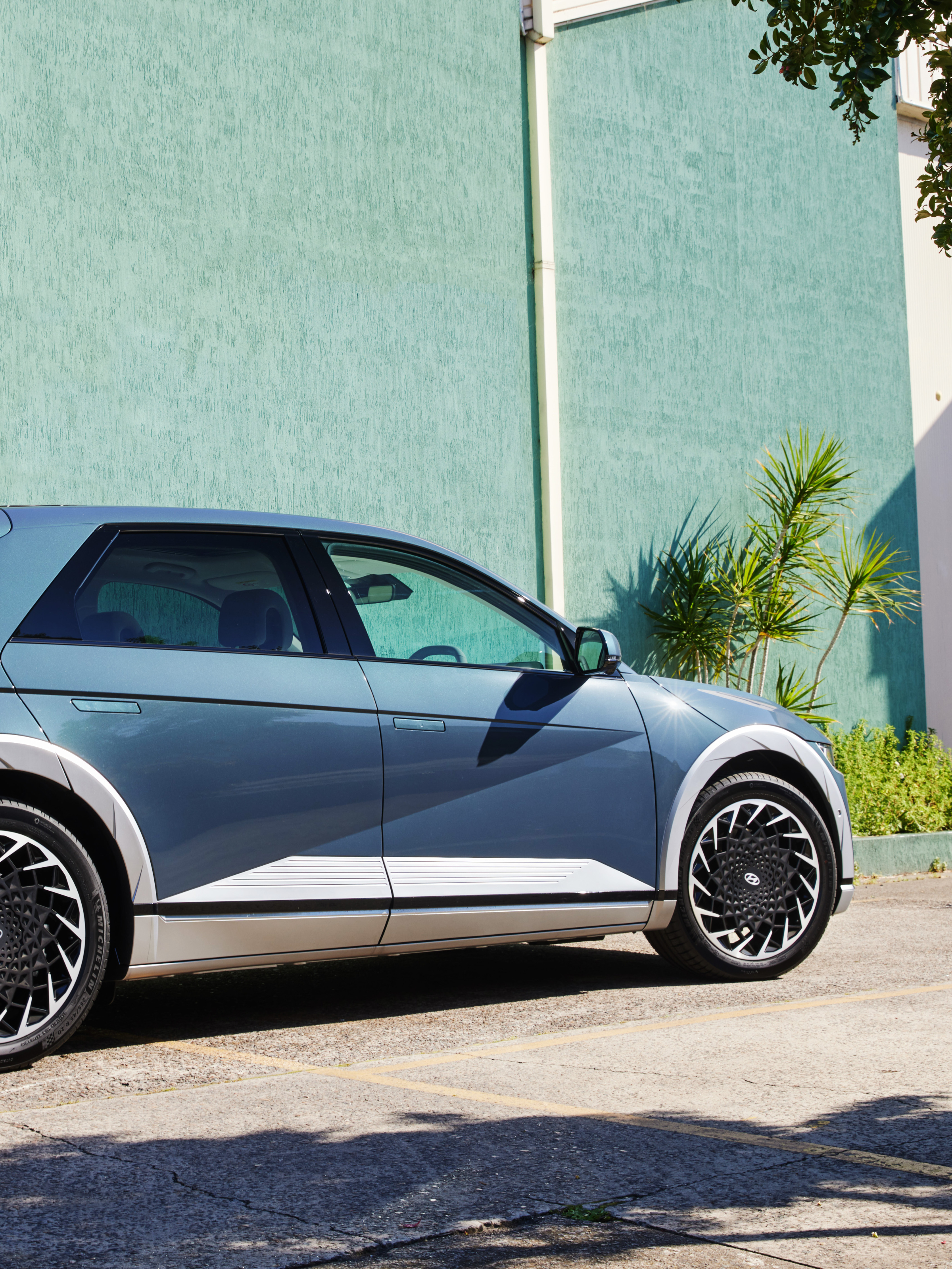 2400x3200  Hyundai Ioniq iPhone обои скачать бесплатно