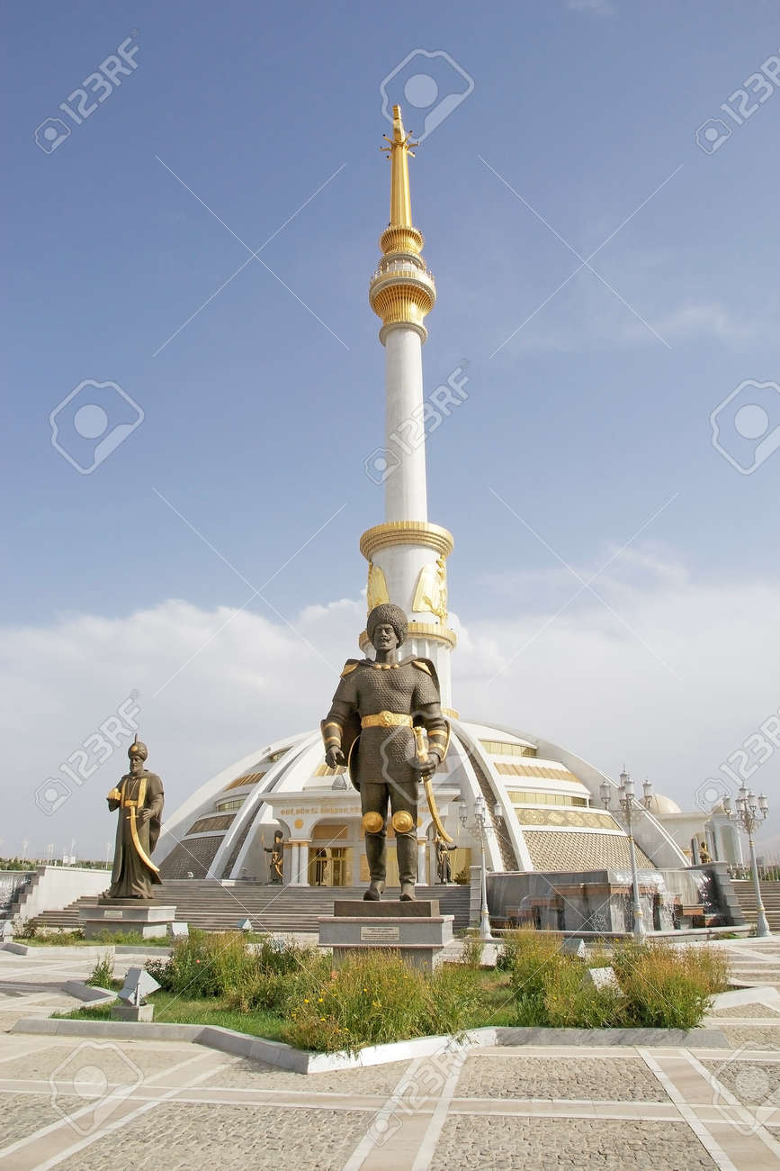 867x1300  Памятник независимости в Ашгабате, Туркменистан. Дизайн памятника вдохновлен традиционной туркменной палаткой и традиционным головным убором, который носят туркменскую девушку. Элемент памятника отмечает дату независимости