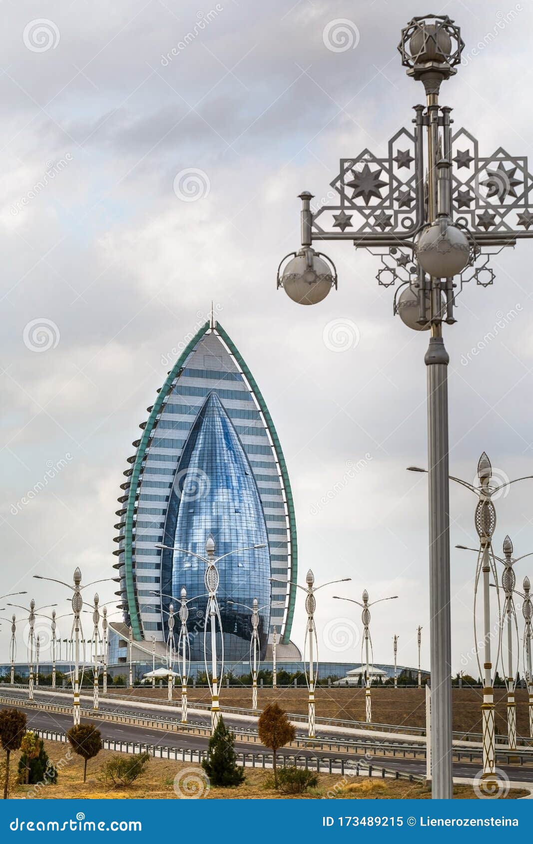 1067x1690  Эшгабат / Туркмененстан - 10 октября 2019 года: высокоэффективное высокое здание современного архитектурного редакционного изображения - изображение улиц, Unbrella: 173489215