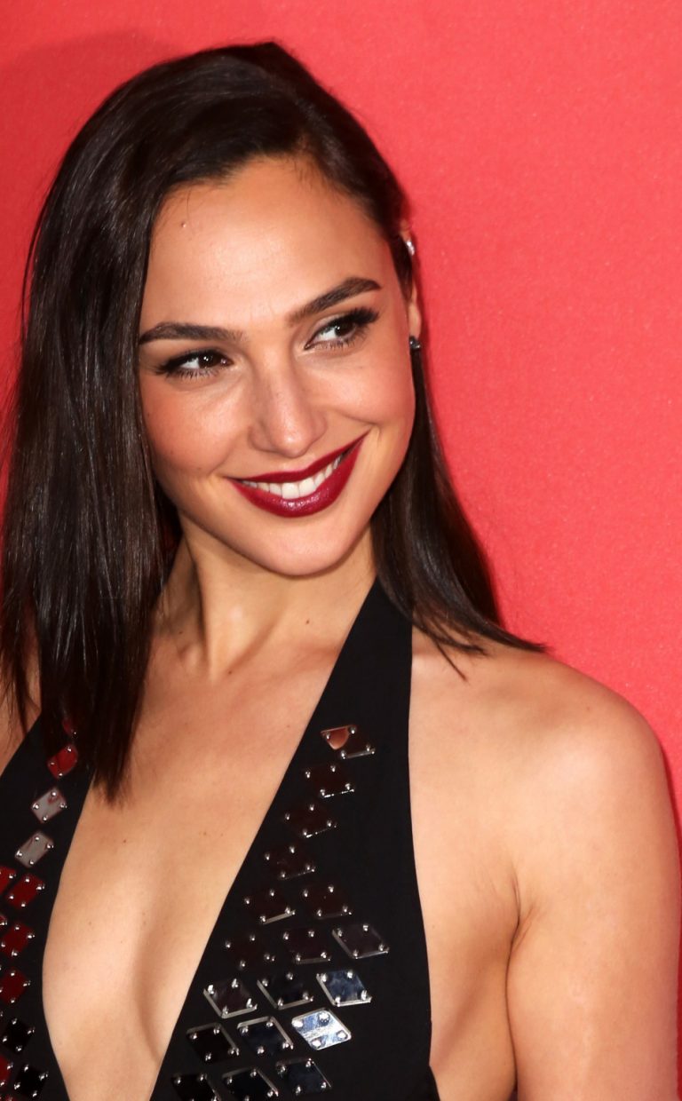 768x1240  gal gadot wallpaper 114 - 950x1534 пикселей - WallpaperPass
