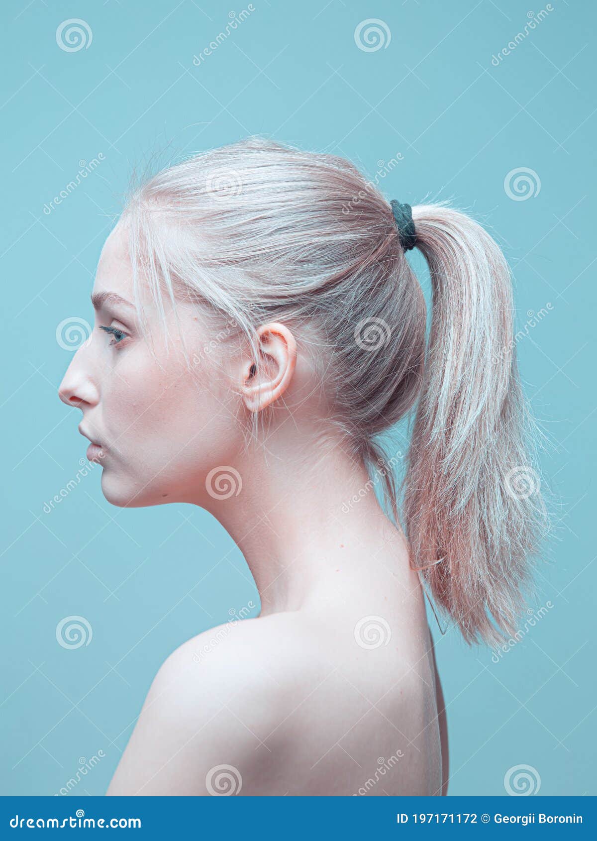 1200x1690  Профиль молодой блондинки с хвостиком на синем фоне в студии. Ad Poster для косметики Stock Photo - Image of Cosmetics, плечи: 197171172