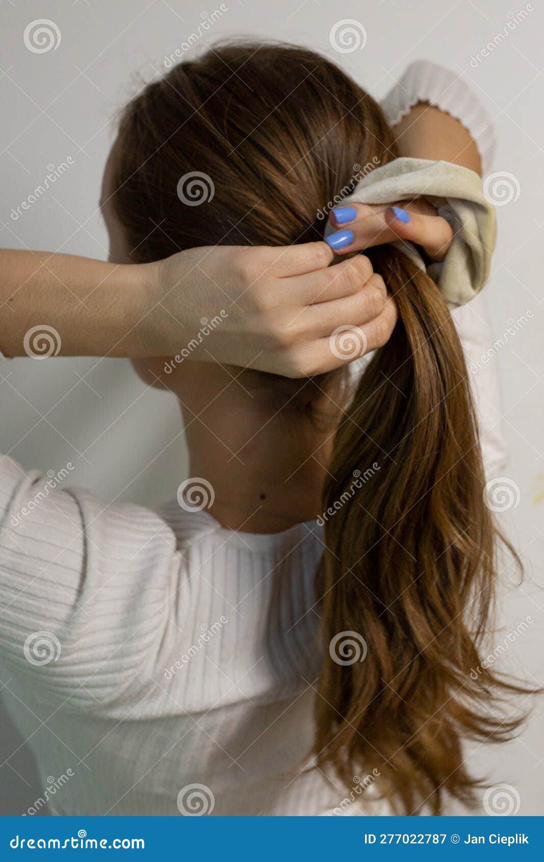 1067x1690  Кавказская женщина делает гладкий хвост. Сток -изображение - изображение гладкого, синий: 277022787