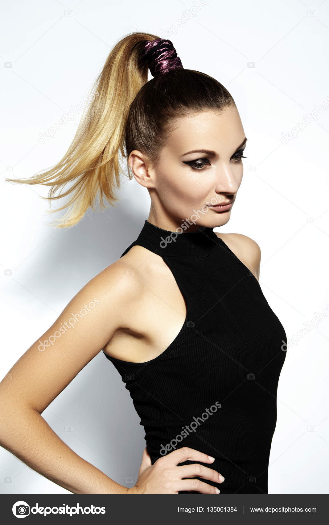 1067x1700  Модный портрет красивой молодой женщины с причесом хвостика. Хвост с попинкой, прямые волосы, макияж для подводки для глаз для глаз © Marinamorozova.life.mail.com 135061384