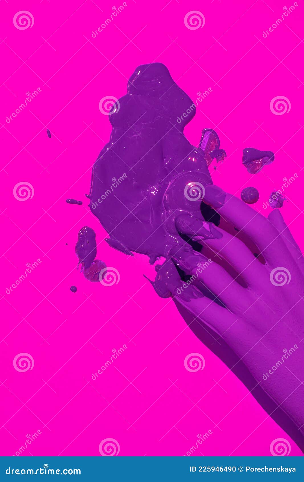 1067x1690  Поддельная рука и пятно фиолетовой краски на розовом фоне. Минималистские креативные обои Stock Photo - изображение подделки, размытие: 225946490