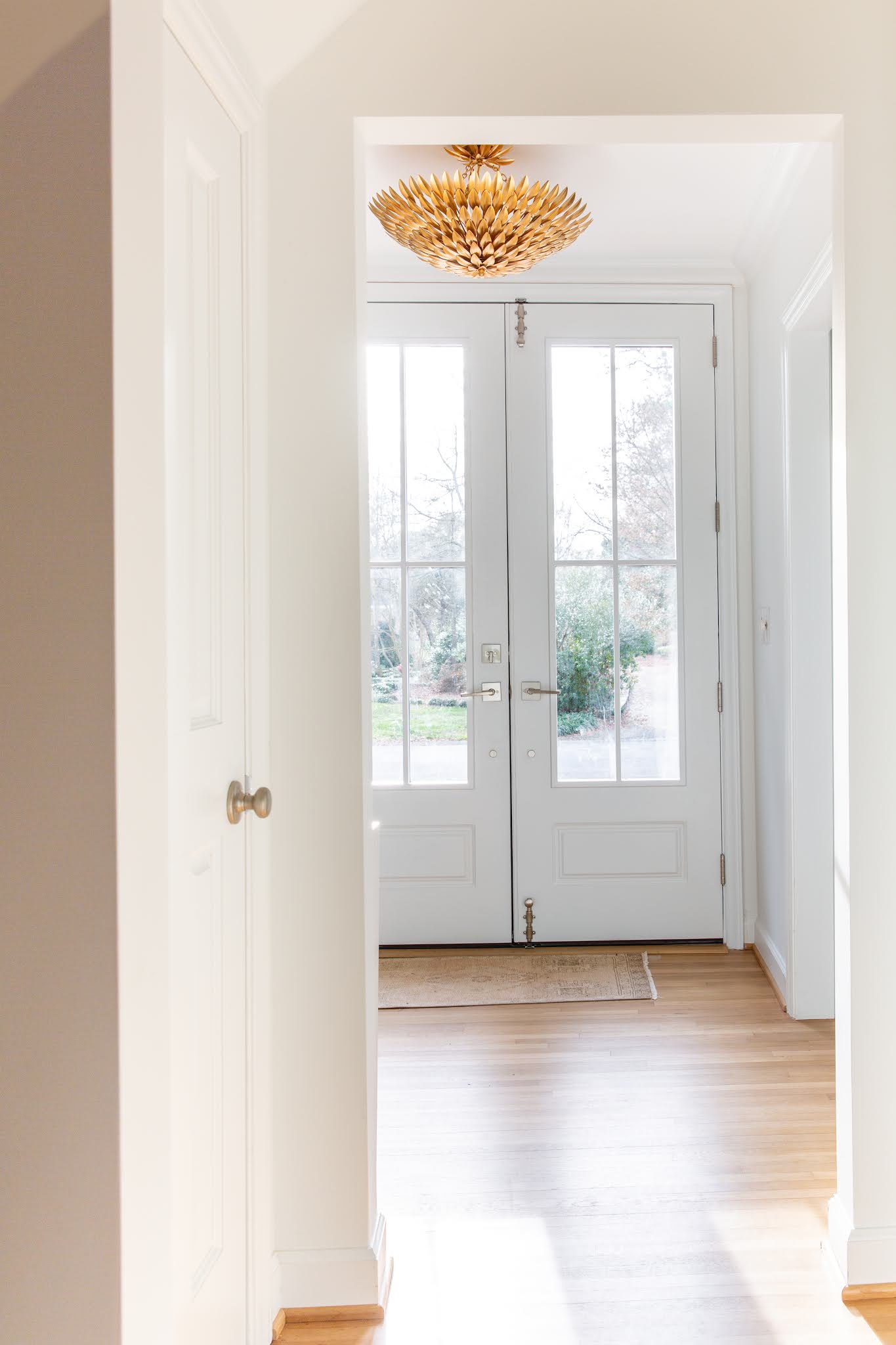 1365x2048  Аннотация белые краски полосы на черном фоне Stock Photo, Picture и REALITCY Image. Изображение 135104434.