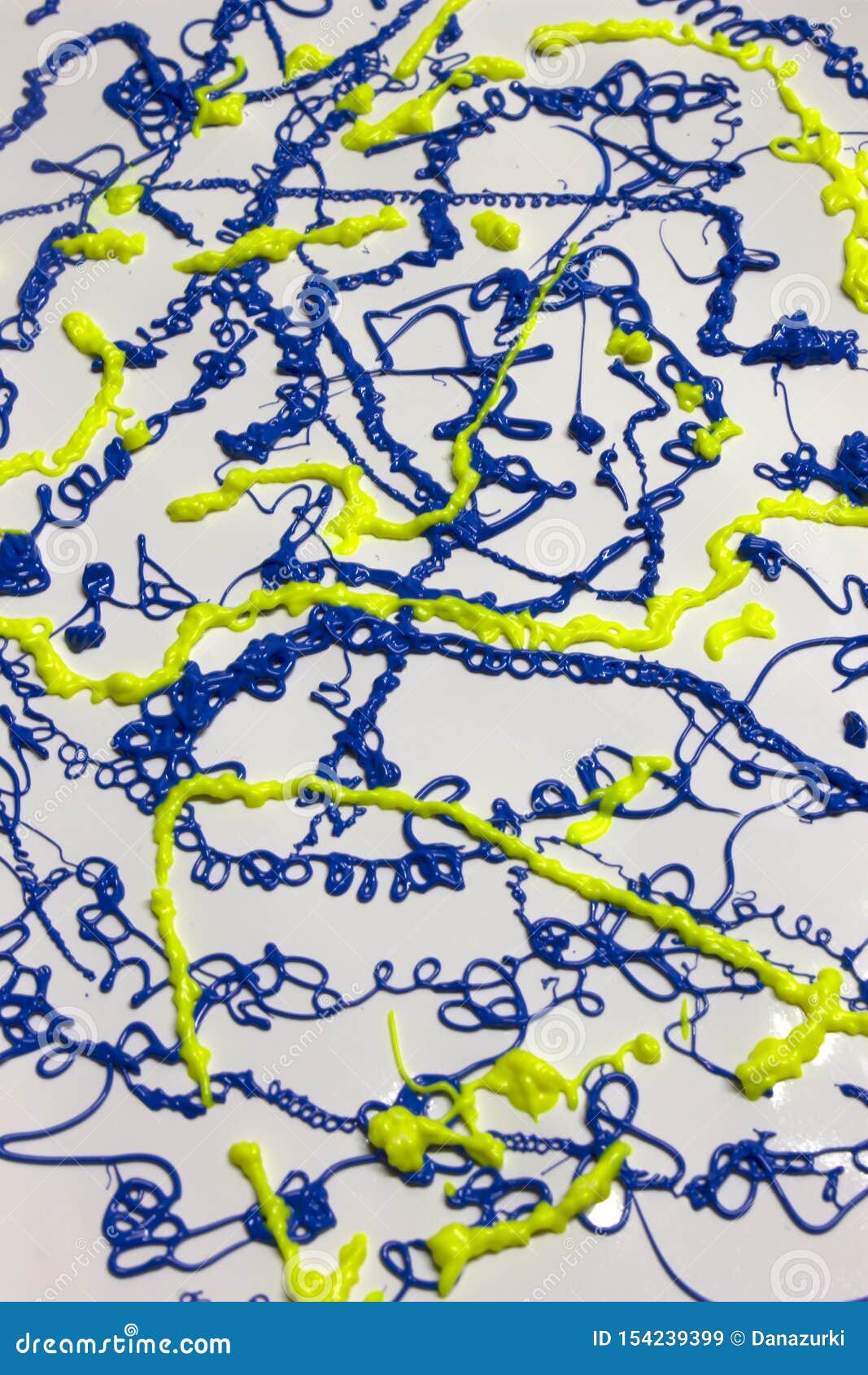 1067x1690  Синяя и желтая краска разбрызгивает на белом фоне изображение - изображение моросящего, артистическое: 154239399