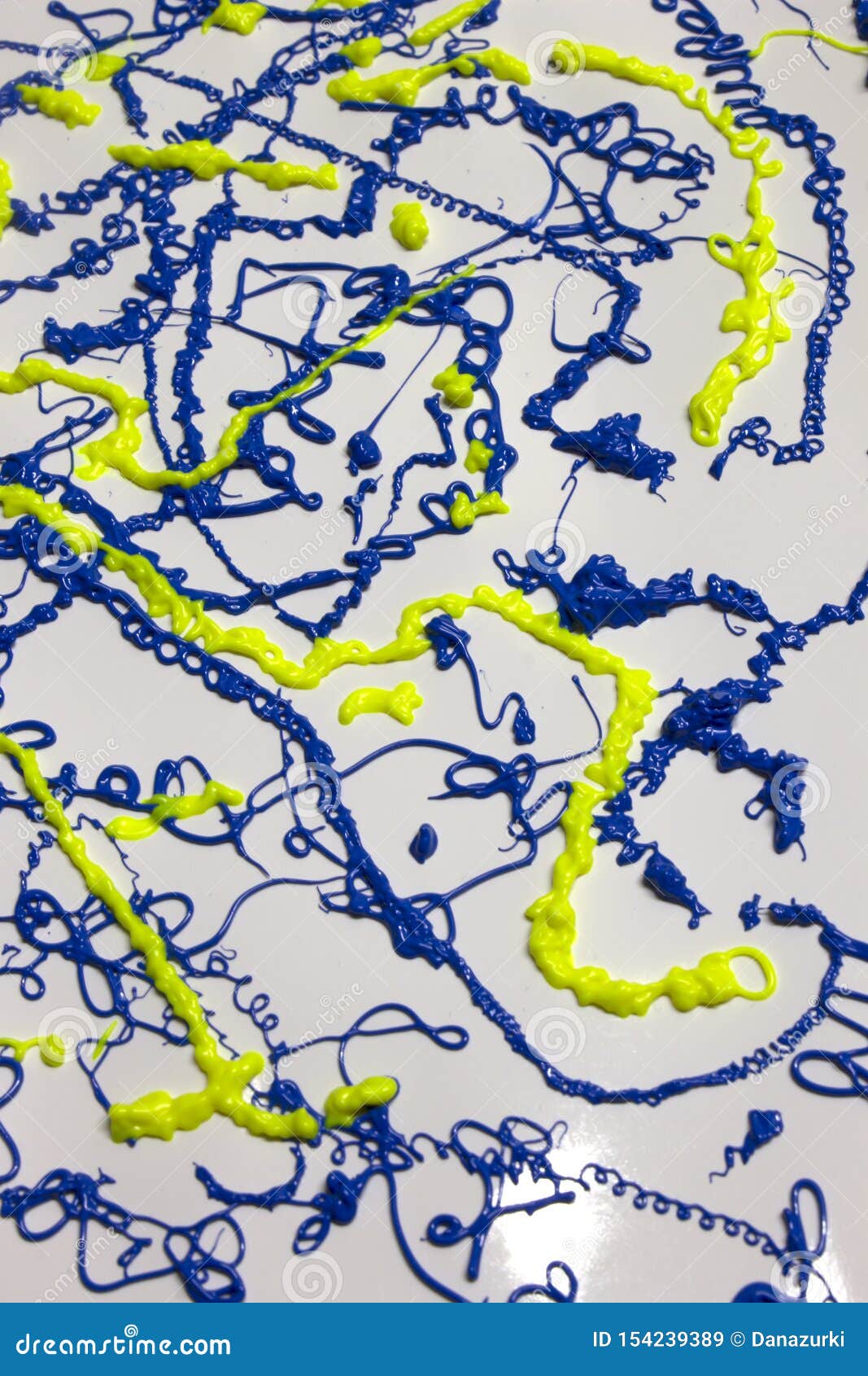 1067x1690  Желтая краска картин | Скачать бесплатные изображения на Unsplash