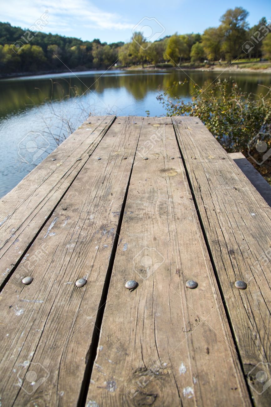 866x1300  Девушка с пикникой корзина мультфильма, изолированный на белом фоне 1778125 Vector Art At Vecteezy