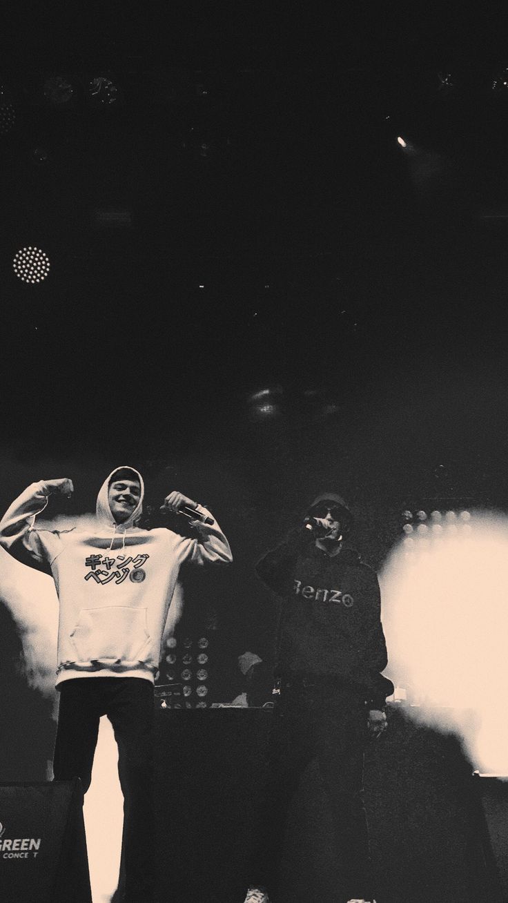 736x1308  Ог Буда