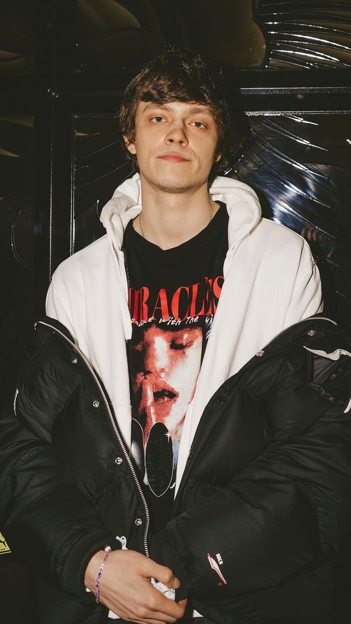 720x1280  Пятника на кошках