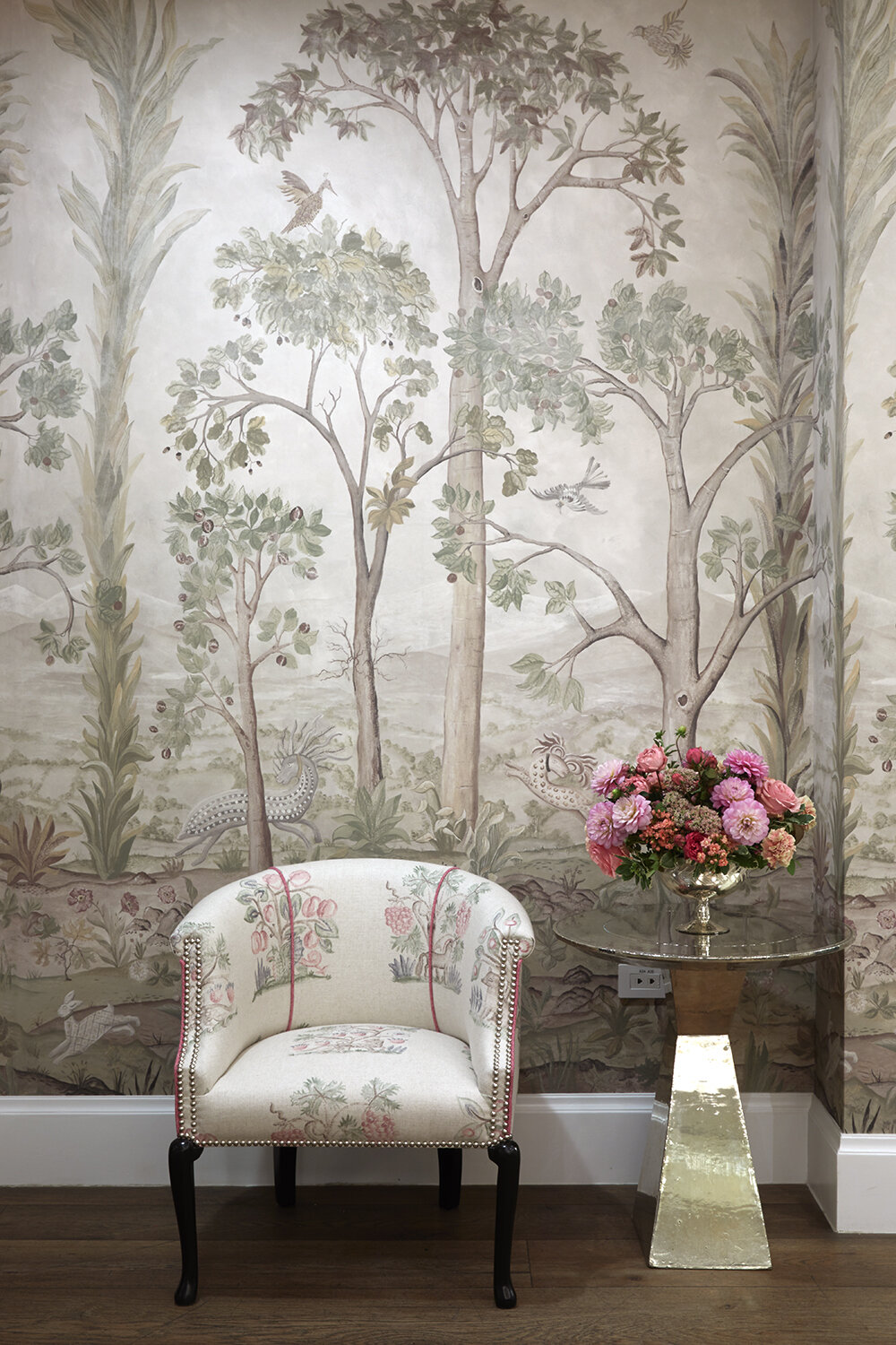 1000x1500  Путь и высокие деревья в лесу - идеально подходит для фона Stock Photo - изображение зеленого, свет: 186611118