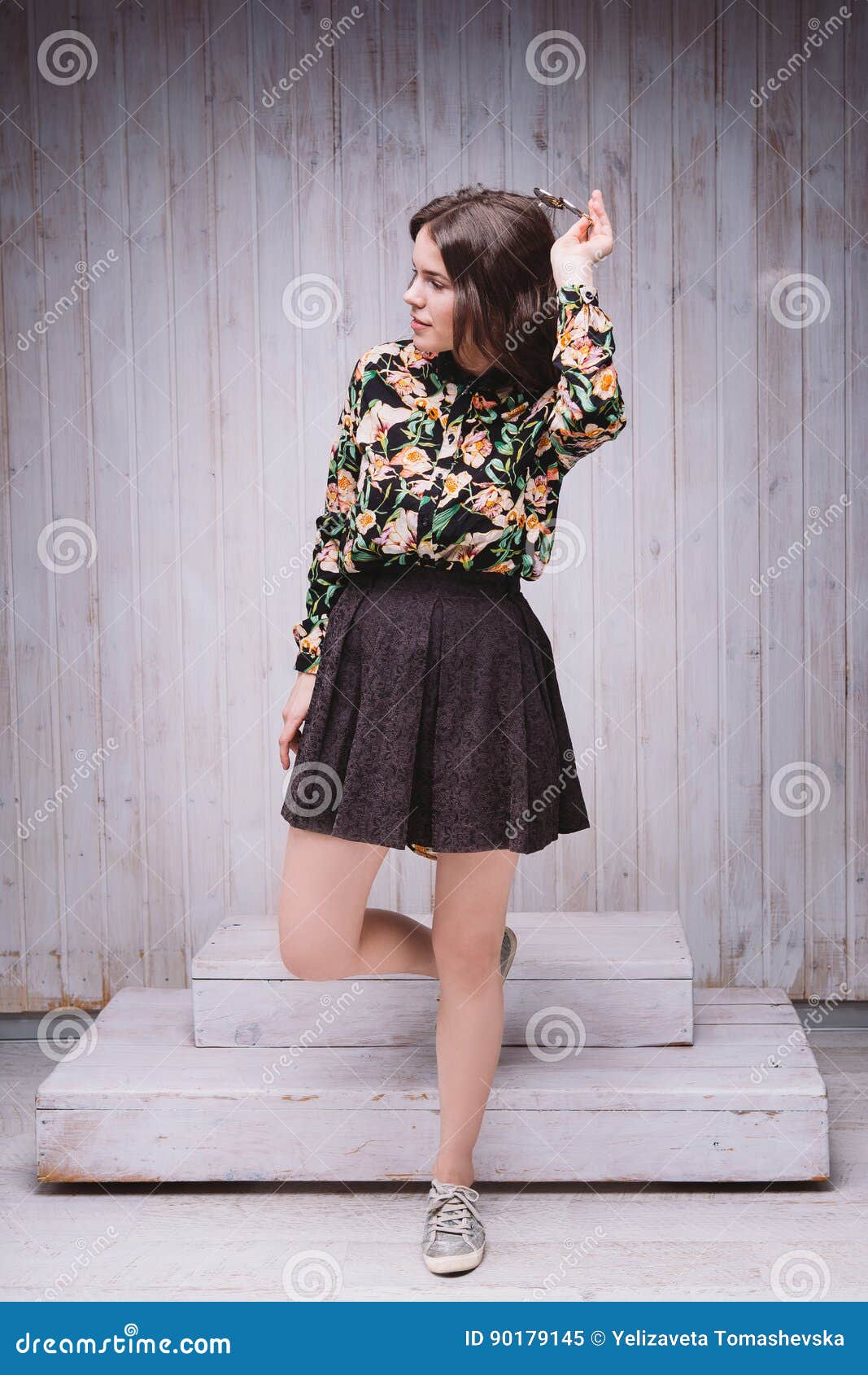 1067x1690  Красивая молодая улыбающаяся девушка в юбке и рубашке, солнцезащитные очки в руке Stock Image - изображение счастливого, красивого: 90179145