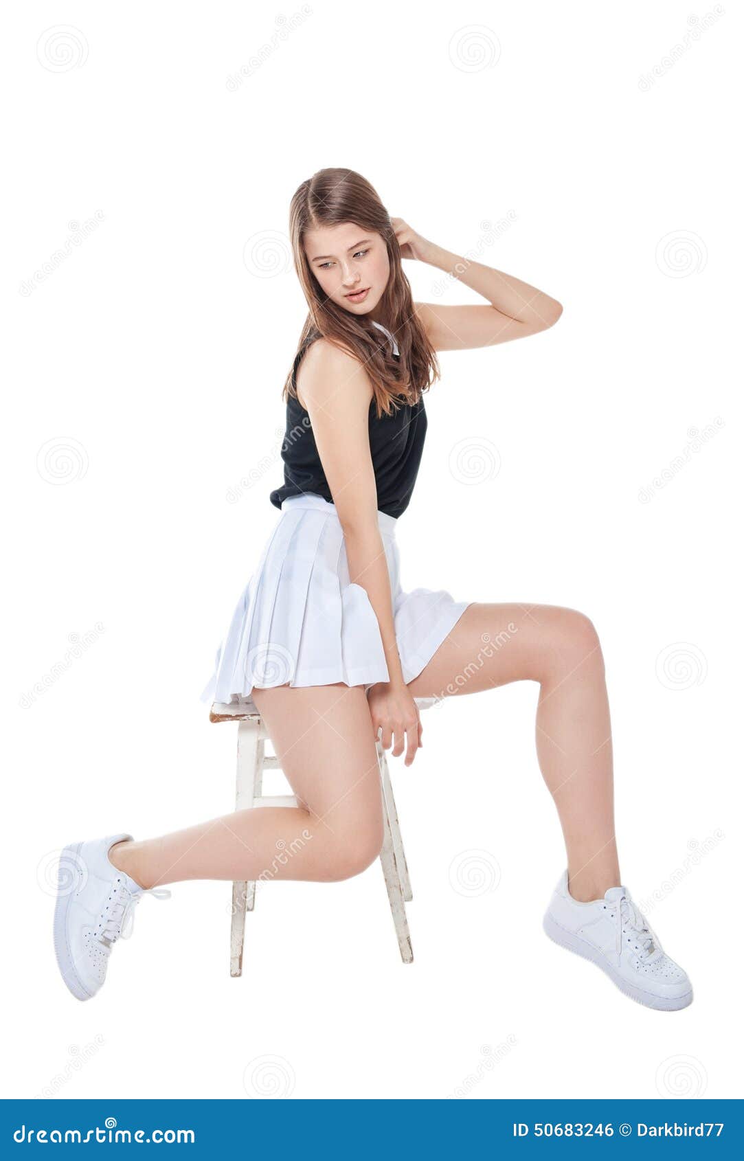 1083x1690  Аниме -девушка, юбка, улыбающиеся, короткие волосы, милые, аниме, HD Телефон Обои | Пикпкс