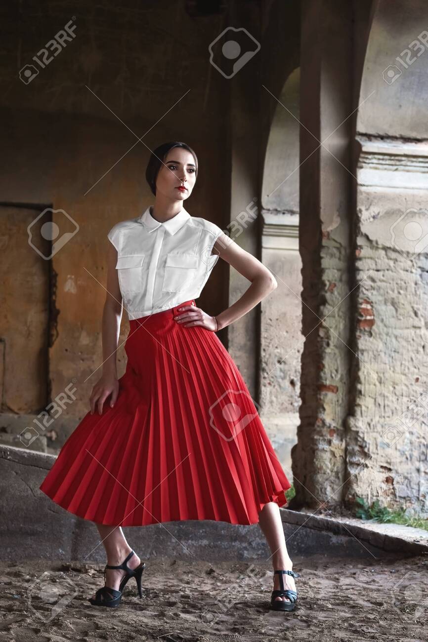 866x1300  Девушка -подросток в юбке, позирующей в студии на белом фоне. Полная карта портрет девушки в клетчатой ​​юбке. Вертикальное изображение Stock Photo - Alamy