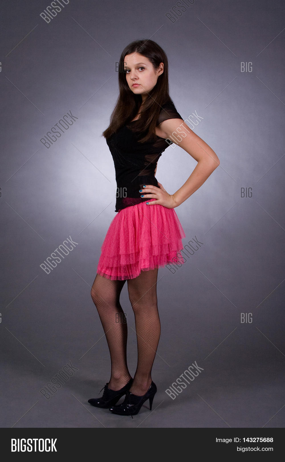 1000x1620  Подростка для девочек -юбки позы на stock photo 2095941748 | Shutterstock