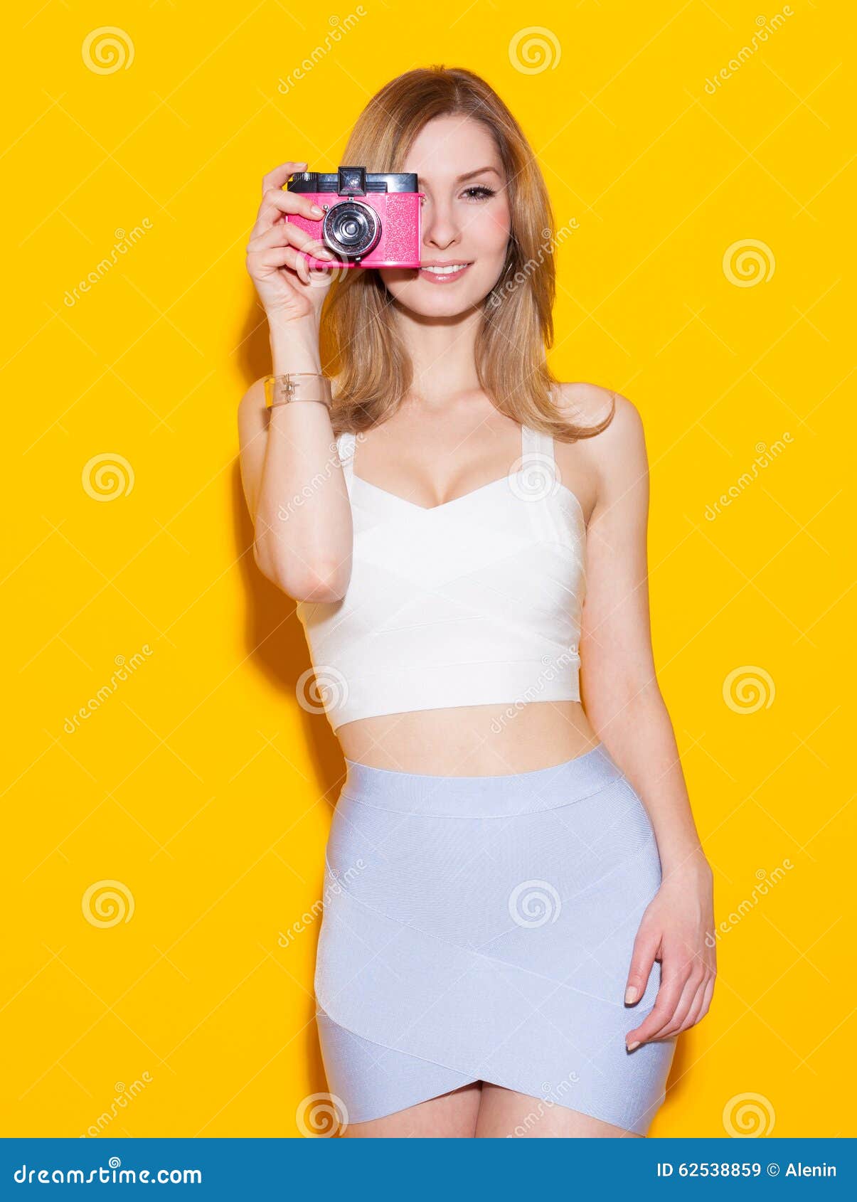 1205x1690  1125x2436 Симпатичная девочка ожерелье розовой юбки 4K iPhone XS, iPhone 10, iPhone x HD 4K обои, изображения, фоны, фотографии и картинки