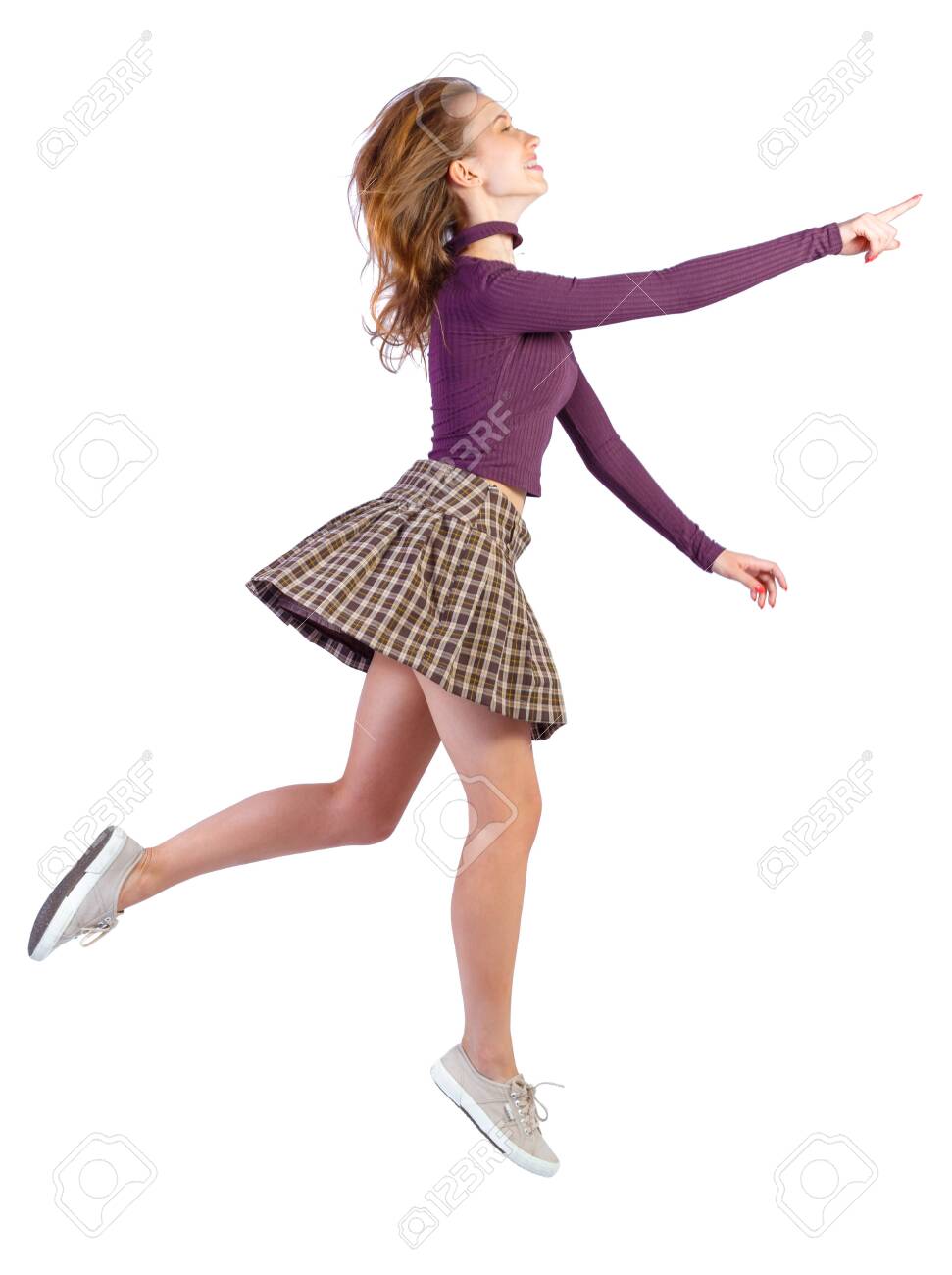 971x1300  Премиум фото | Портрет девушки в юбке и с длинными волосами на сером фоне текстурированная стена 6919