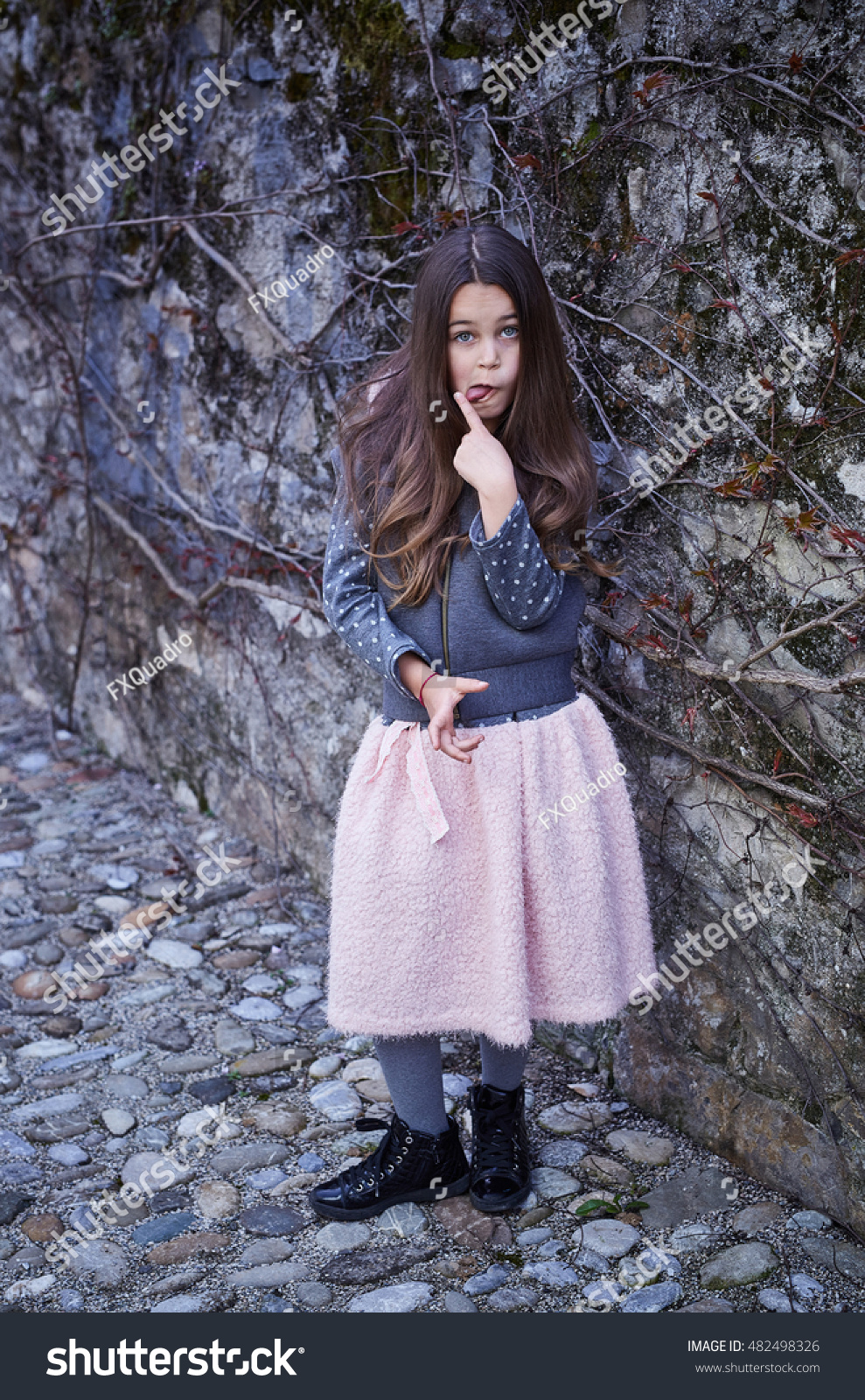 989x1600  Портрет красивой африканской женщины с косутами в соблазнительном платье, позирующем на изолированном фоне Стоковое фото, изображение и изображение без роялти. Изображение 48481163.