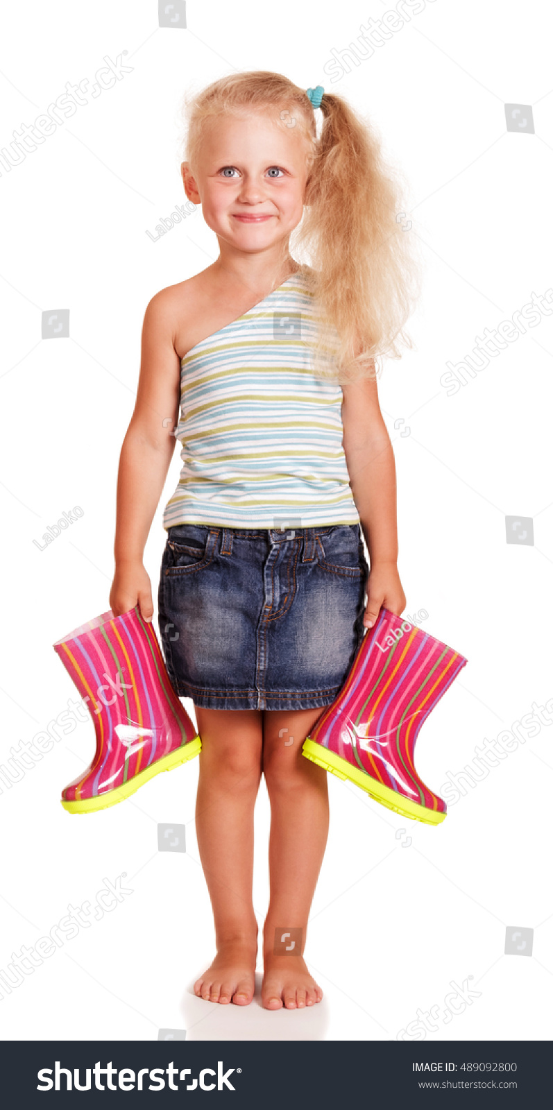 797x1600  Вид на боковую бегущую женщину в платье. Красивая рыжая девушка в движении. Сторонний вид на человека. Сборник людей с задним видом. Изолирован на белом фоне. Девушка в короткой юбке бросается