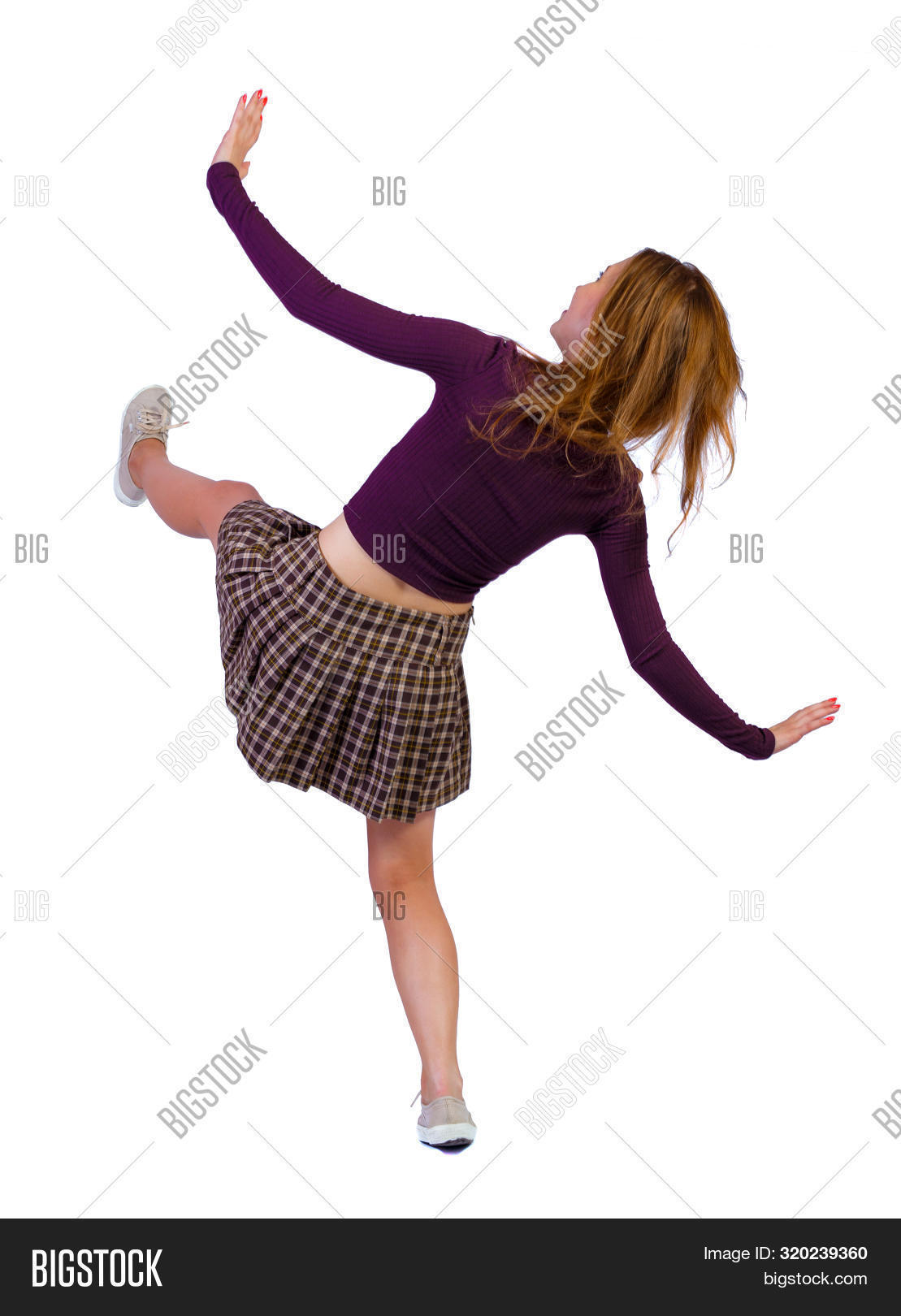 1109x1620  Фотография моды Красивая девушка в юбке и черном теле. Позирует против вечернего города. Фотография моды Элегантность Стоковая Фотография, Фото и Роялти Изображение. Изображение 67247605.