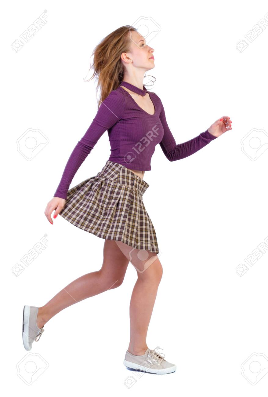 878x1300  Прекрасная молодая девушка в юбке и свитере, сидящем в большом портфеле, улыбаясь, изолированной для белого фона stock photo - alamy