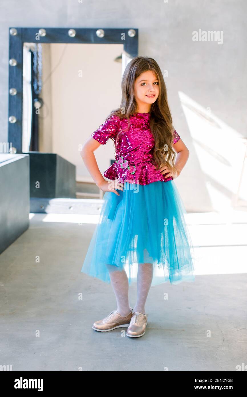 866x1390  Маленькая блондинка юбка из изгиба блузки Stock Photo 491135959 | Shutterstock