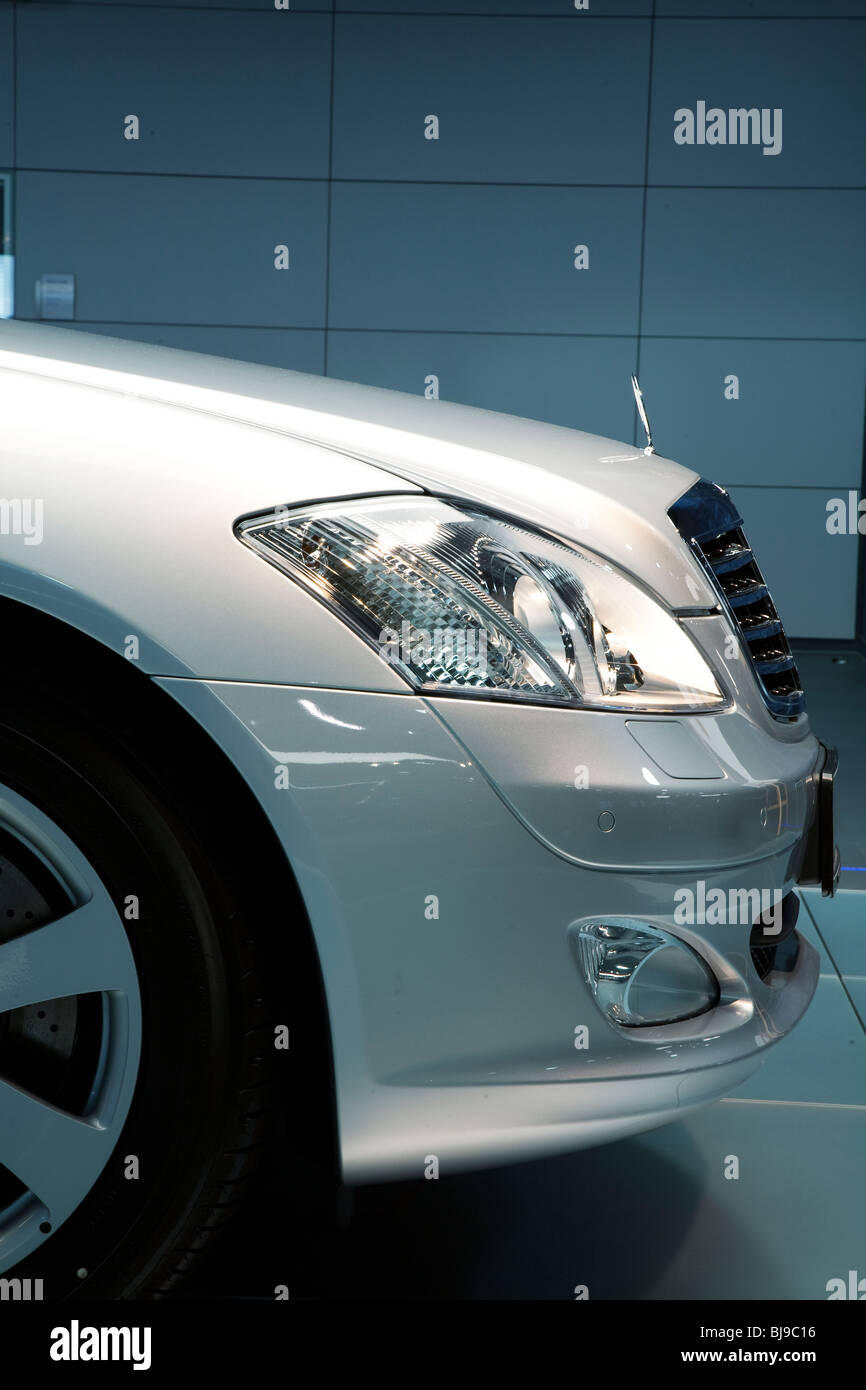 866x1390  Фронт, вид на статус автомобиля Mercedes Benz Dealership Stuttgart, Германия Stock Photo - Alamy