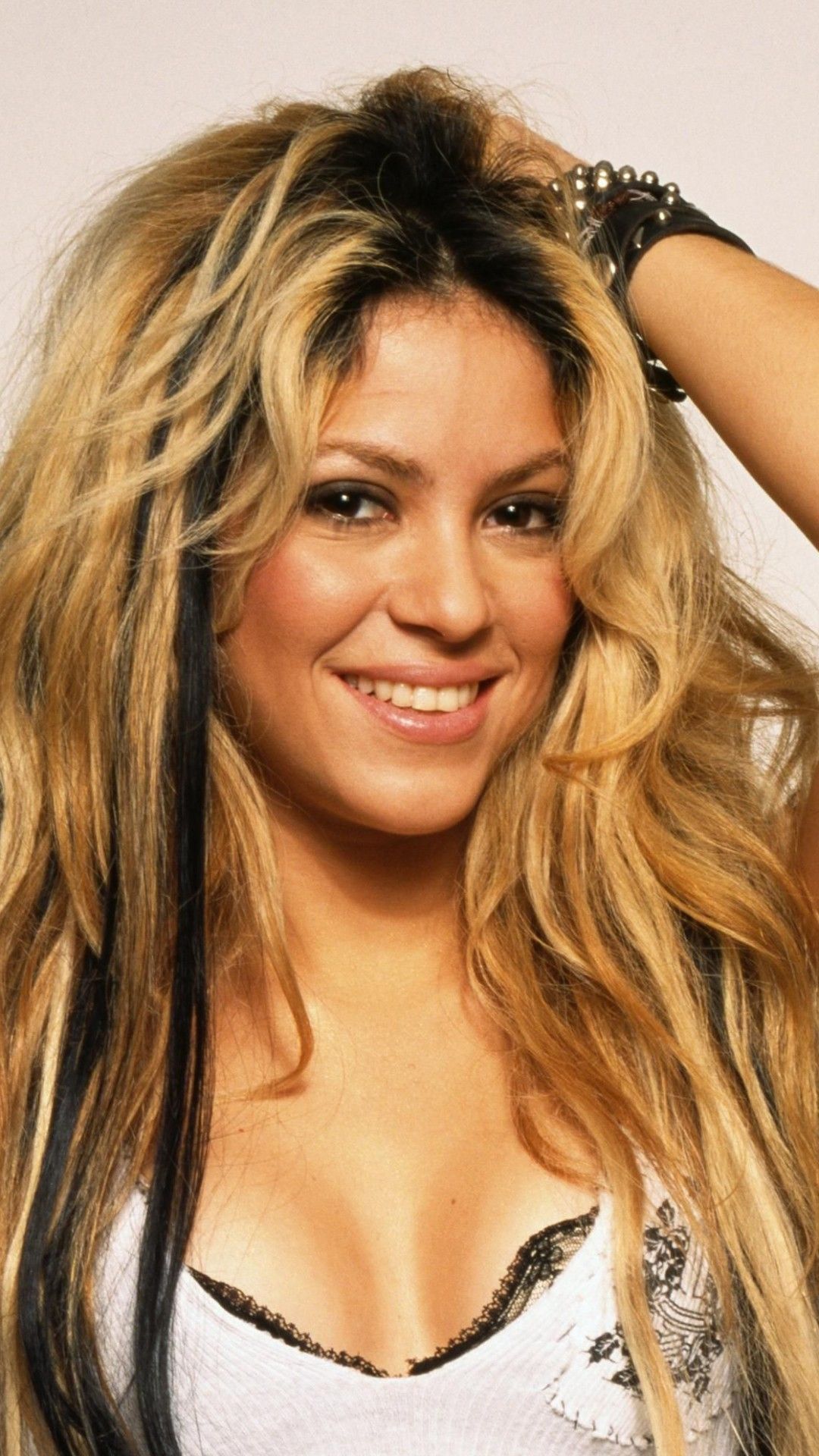 1080x1920  Wallpaper Phone - Shakira Full HD | Светлые карие глаза Шакира волосы Длинные прически 