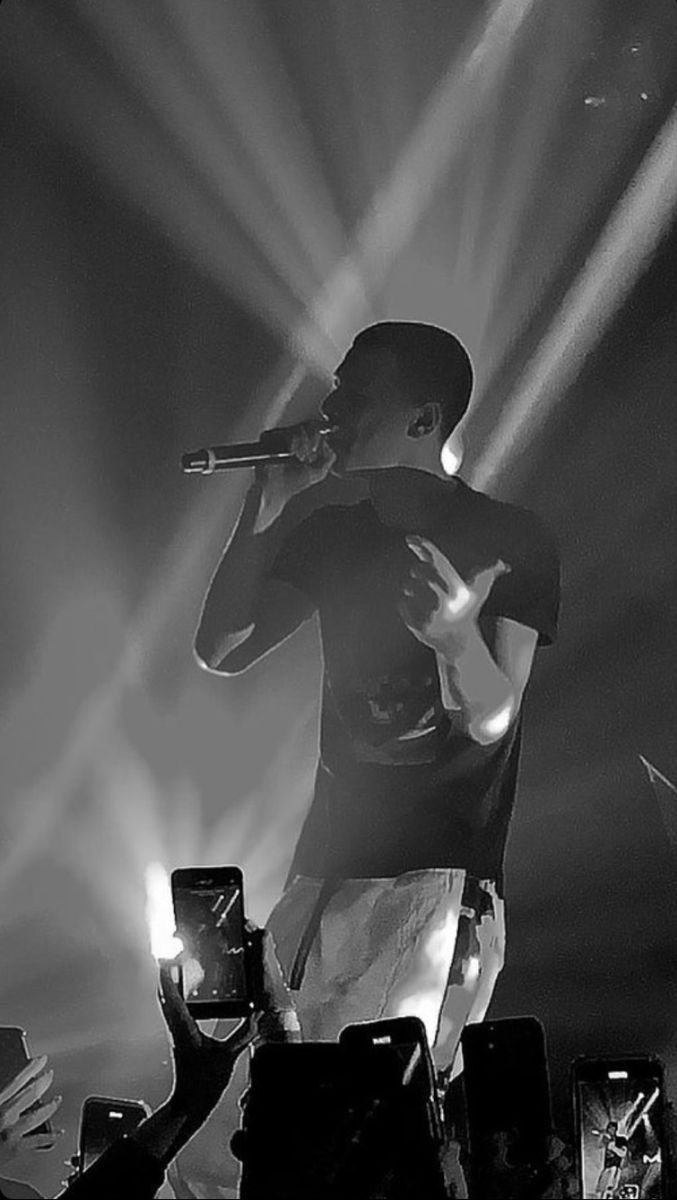 677x1200  Пин от пользователя Fayderfix на доске Макан | Мужские фотографии позы,  Музыкальные исполнители, Красные браслеты