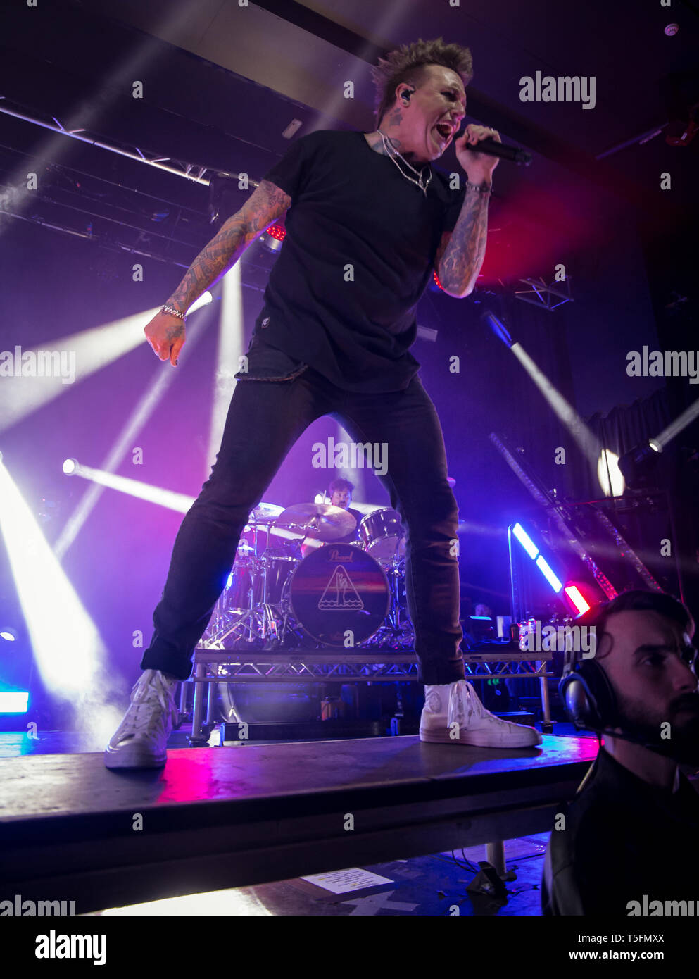 993x1390  Папа Роуч - Скала на реке