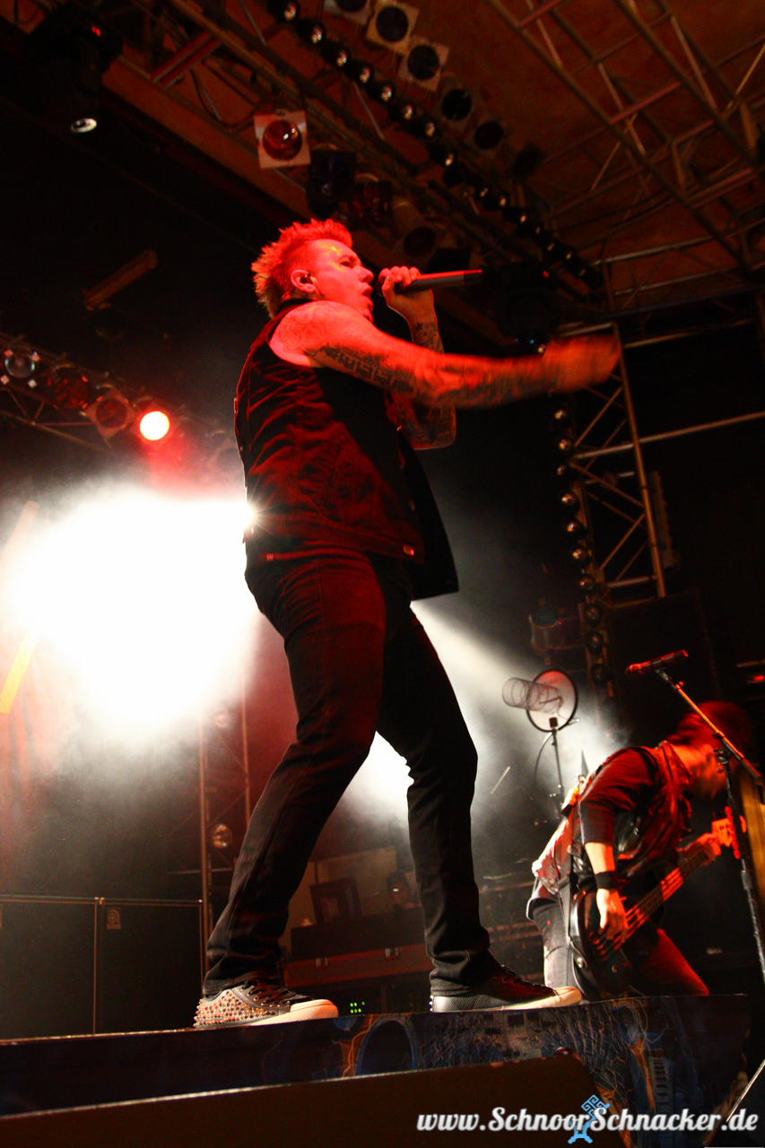 853x1280  Падение в обратном порядке и Папа Роуч объявляет даты «Rockzilla Summer Tour» - Icon Vs. Икона