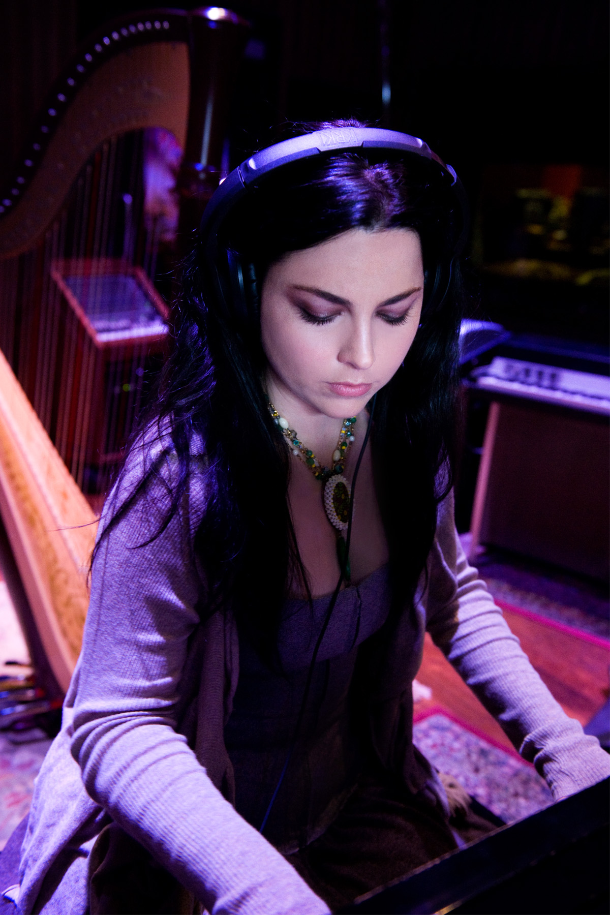 1200x1800  Картина 119477 | Эми Ли из Evanescence выступает вживую в Манчестере