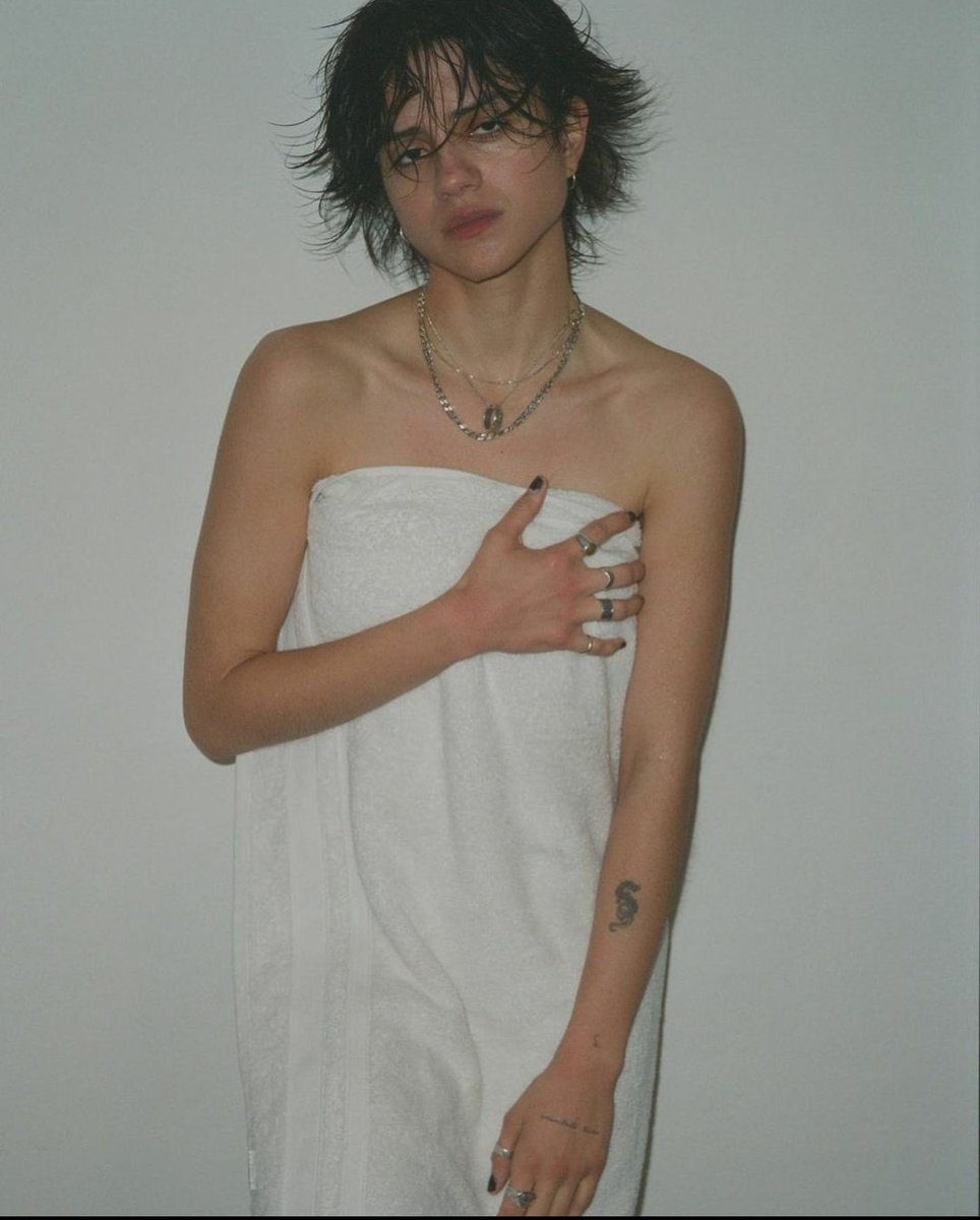 964x1200  Саша Калле на игре Supergirl в фильме Flash