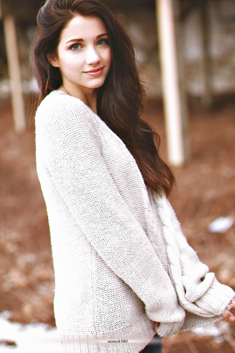 800x1200  Эмили Радд, улыбающаяся женщина в кожаной куртке PNG | ПриветКлипарт