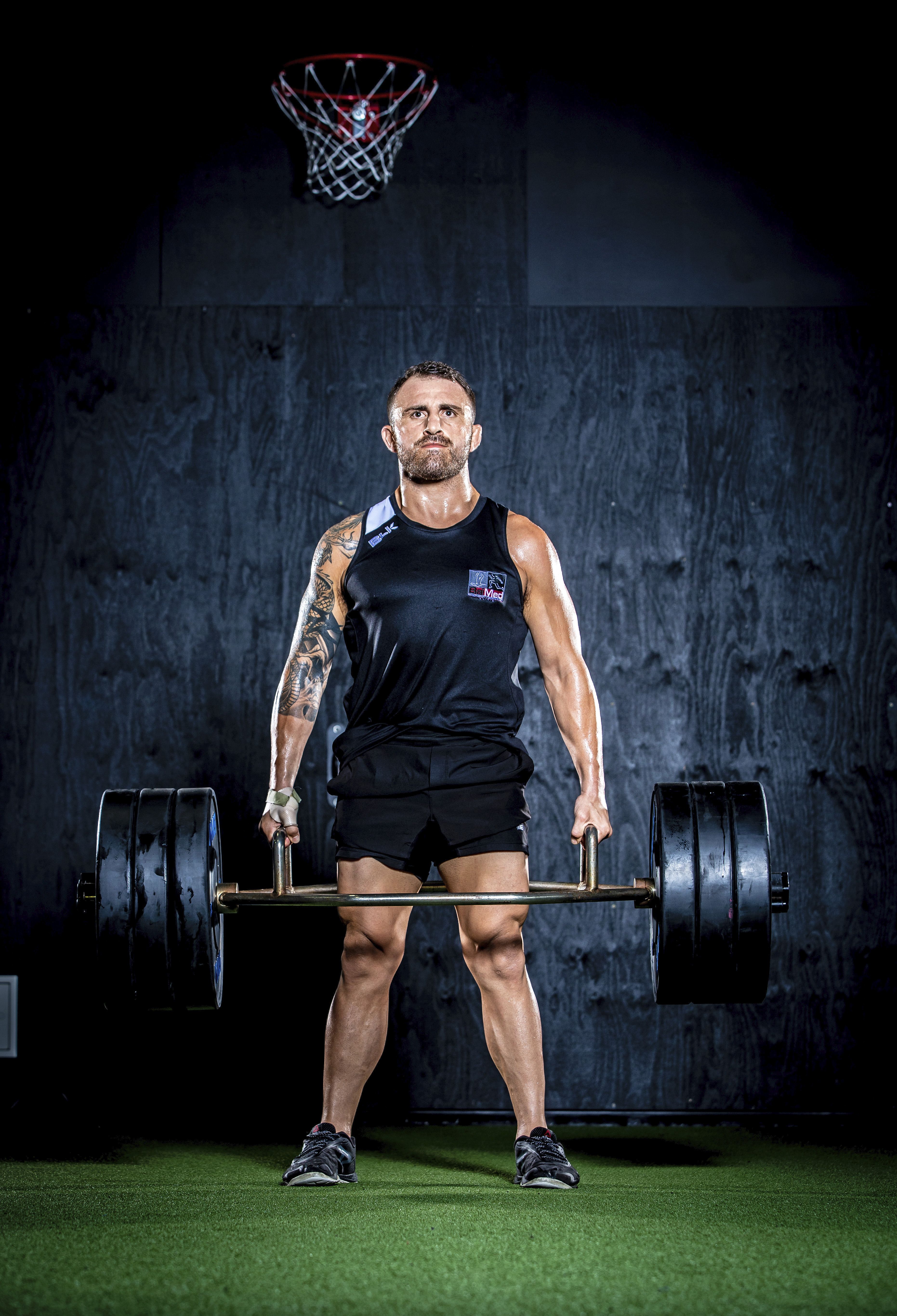 3724x5464  Как я строю свое тело: Александр Волкановски из UFC