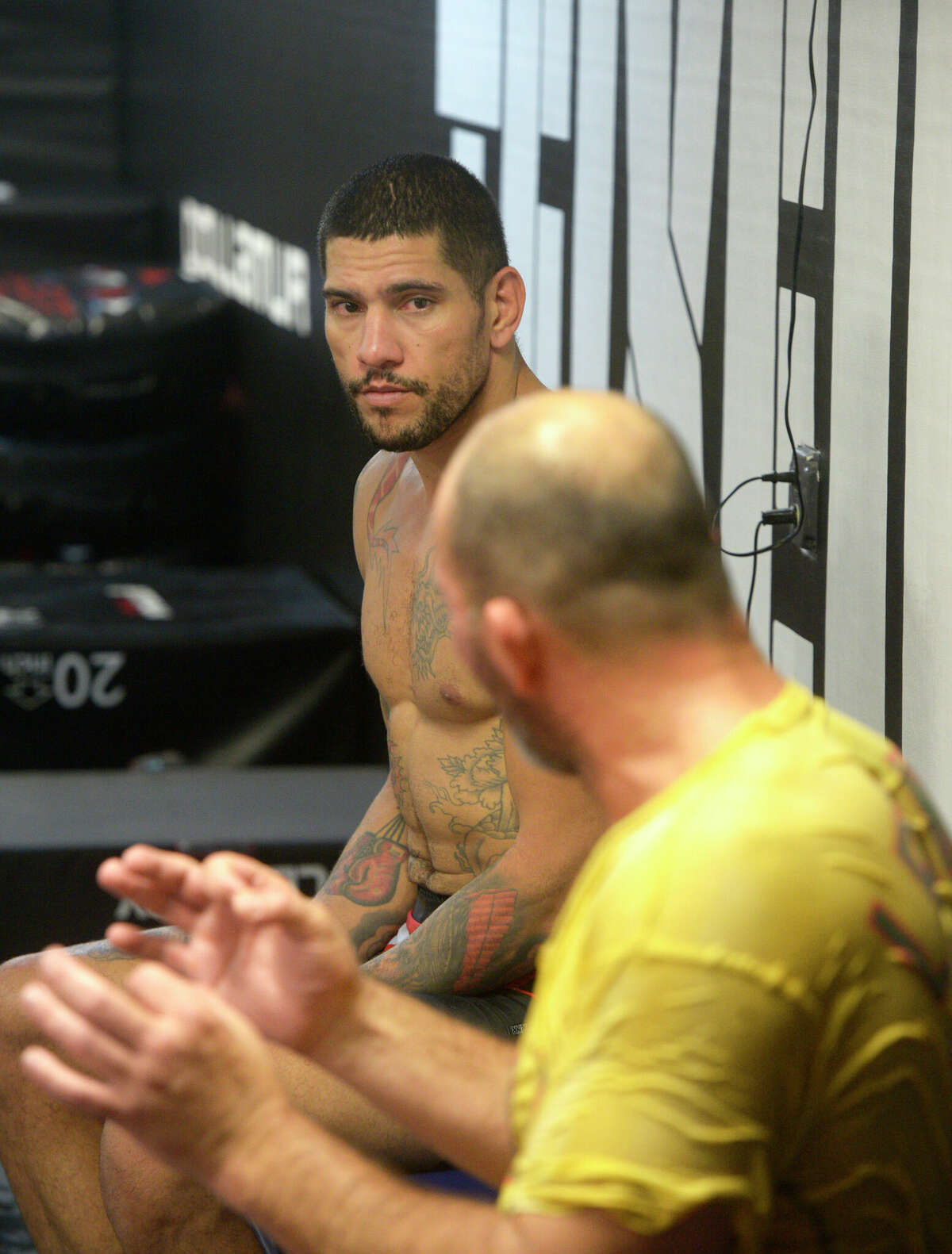 1200x1581  Майами, США. 07 апреля 2023. МАЙАМИ, ФЛОРИДА -7. Апрель: (слева направо) Алекс Перейра и Исраэль Адесанья в Ангезихте дер церемониэль Вигеверсухе на UFC287 Uhr – Перейра gegen Адесанья 2 в Касея Центре в