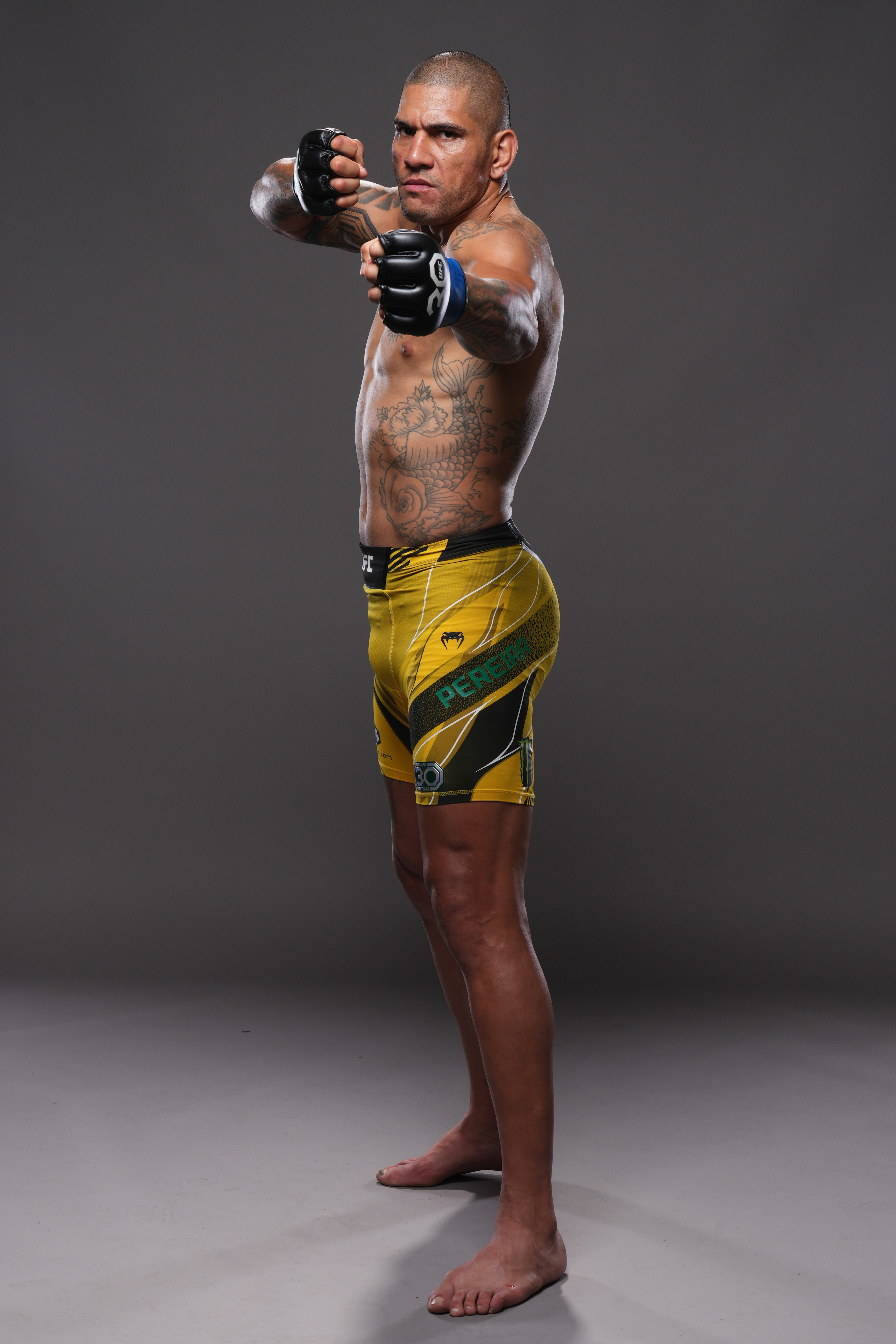 3426x5138  Алекс Перейра спаррингует с китайским боксером-тяжеловесом ростом 6 футов 6 дюймов и весом 285 фунтов перед турниром UFC 287.