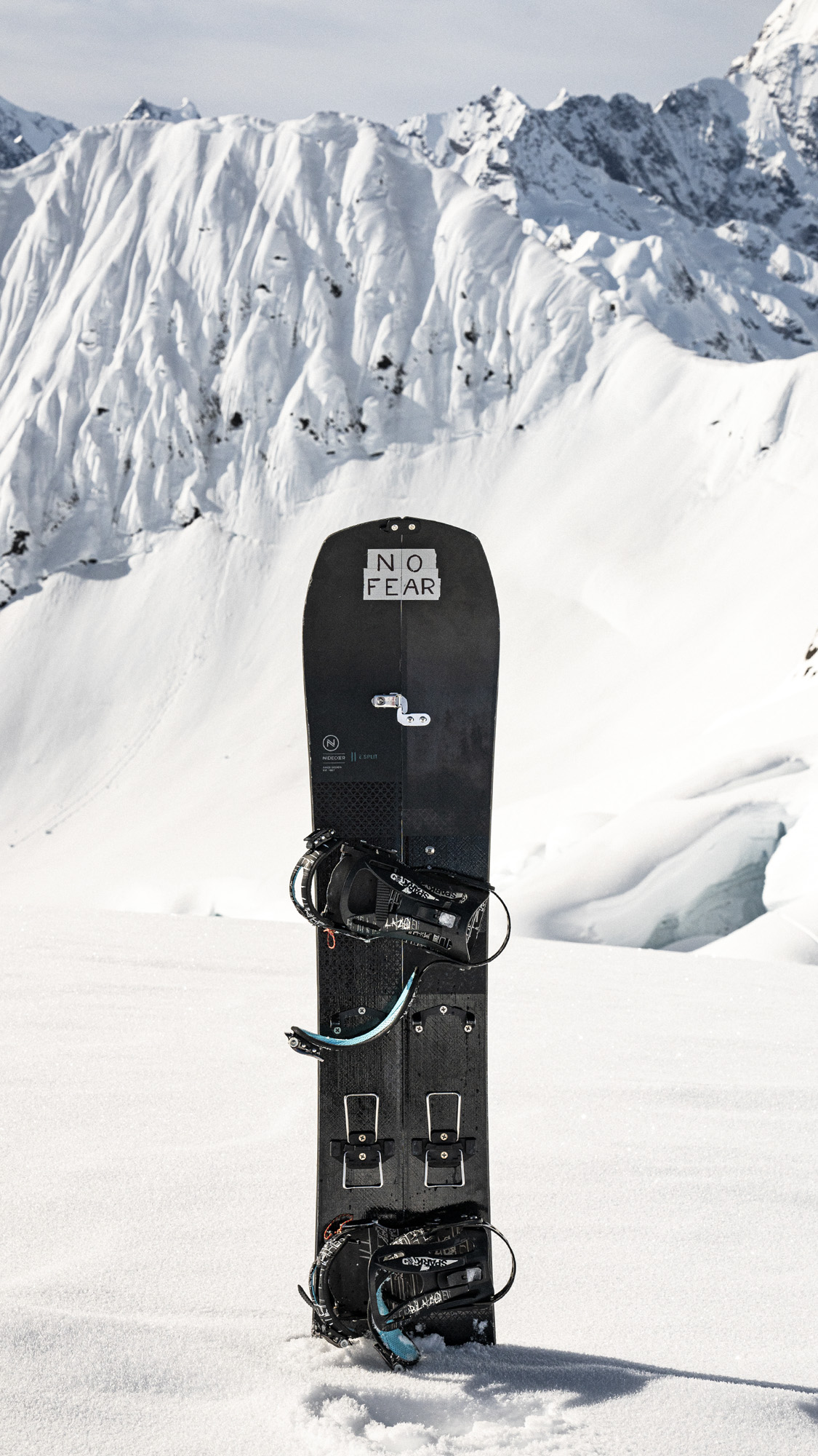 1125x2000  Премиум Фото | Кавказская сноубордистка держит сноуборд на красивом фоне заснеженного леса в солнечный день