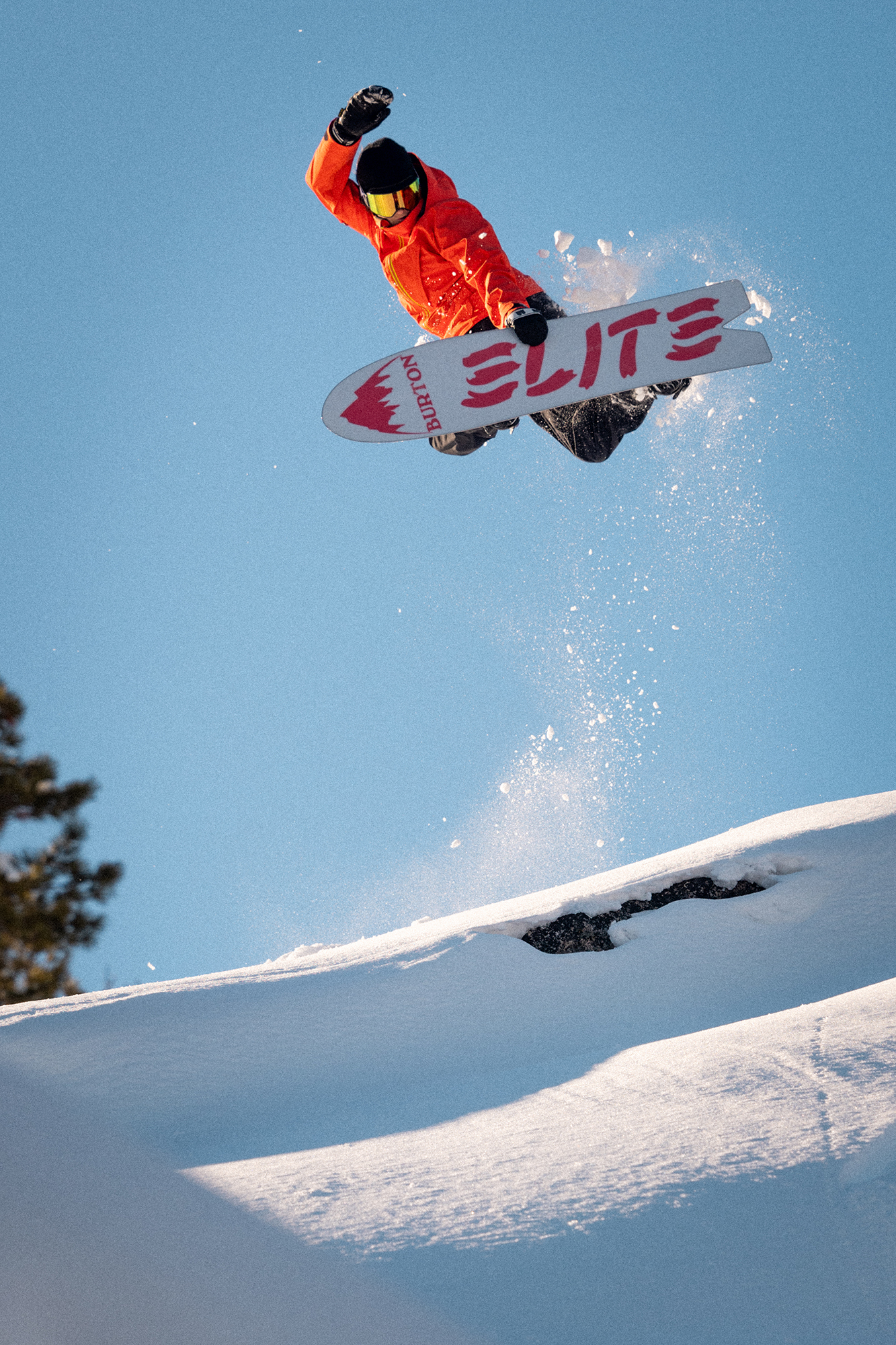 1333x2000  профессиональный сноубордист стоит со сноубордом в горах. На заднем плане красивый горный пейзаж. Фото на тему экстремальных видов спорта Фото со стока - Alamy